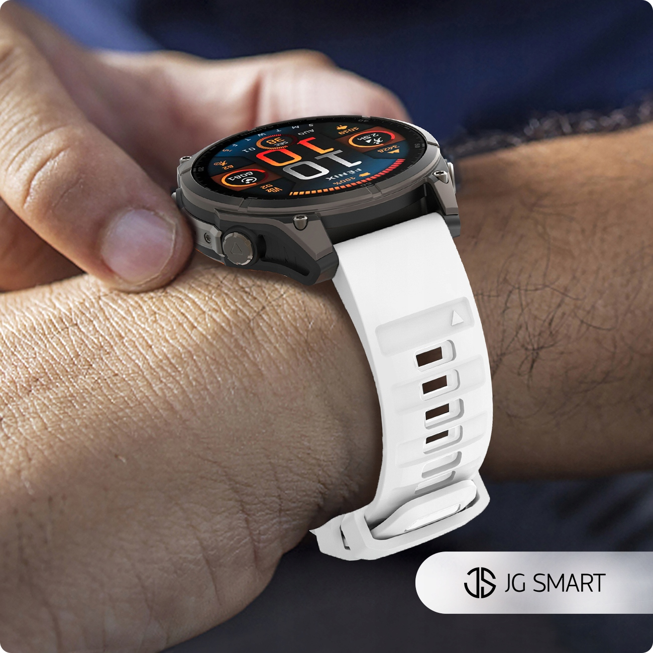 Osoba nosi smartwatch z białym paskiem. Wyświetlacz pokazuje godzinę i dane.