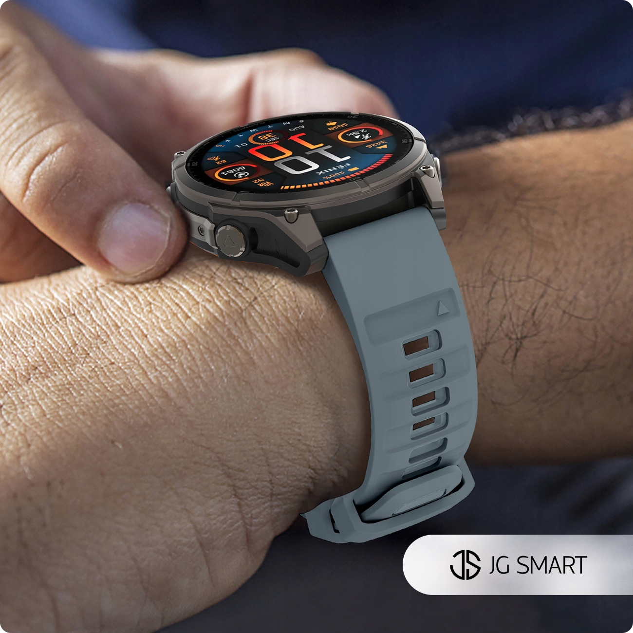 Osoba nosi na nadgarstku szary smartwatch z cyfrowym wyświetlaczem.