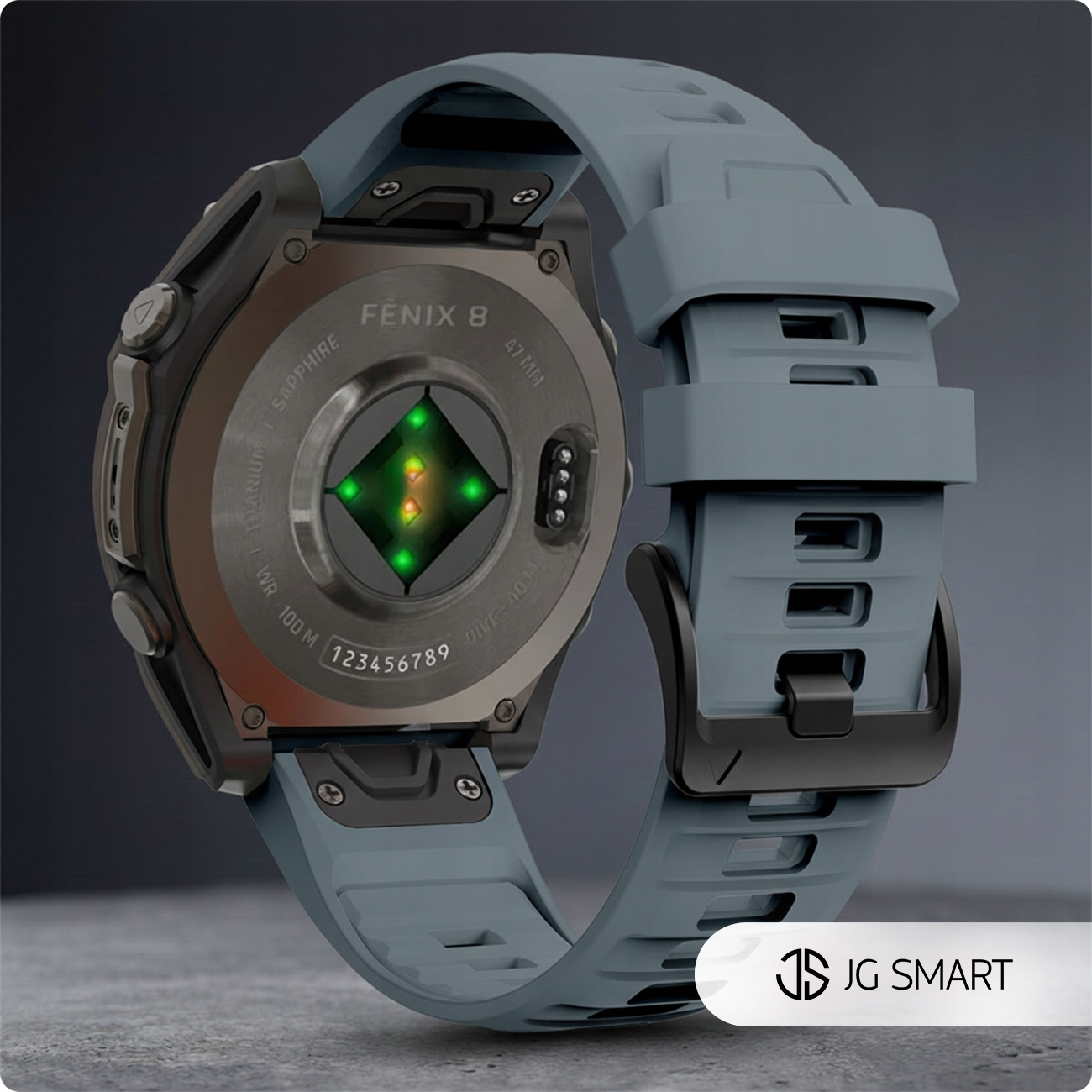 Szary smartwatch Fenix 8 z niebieskim paskiem i zielonym czujnikiem tętna.