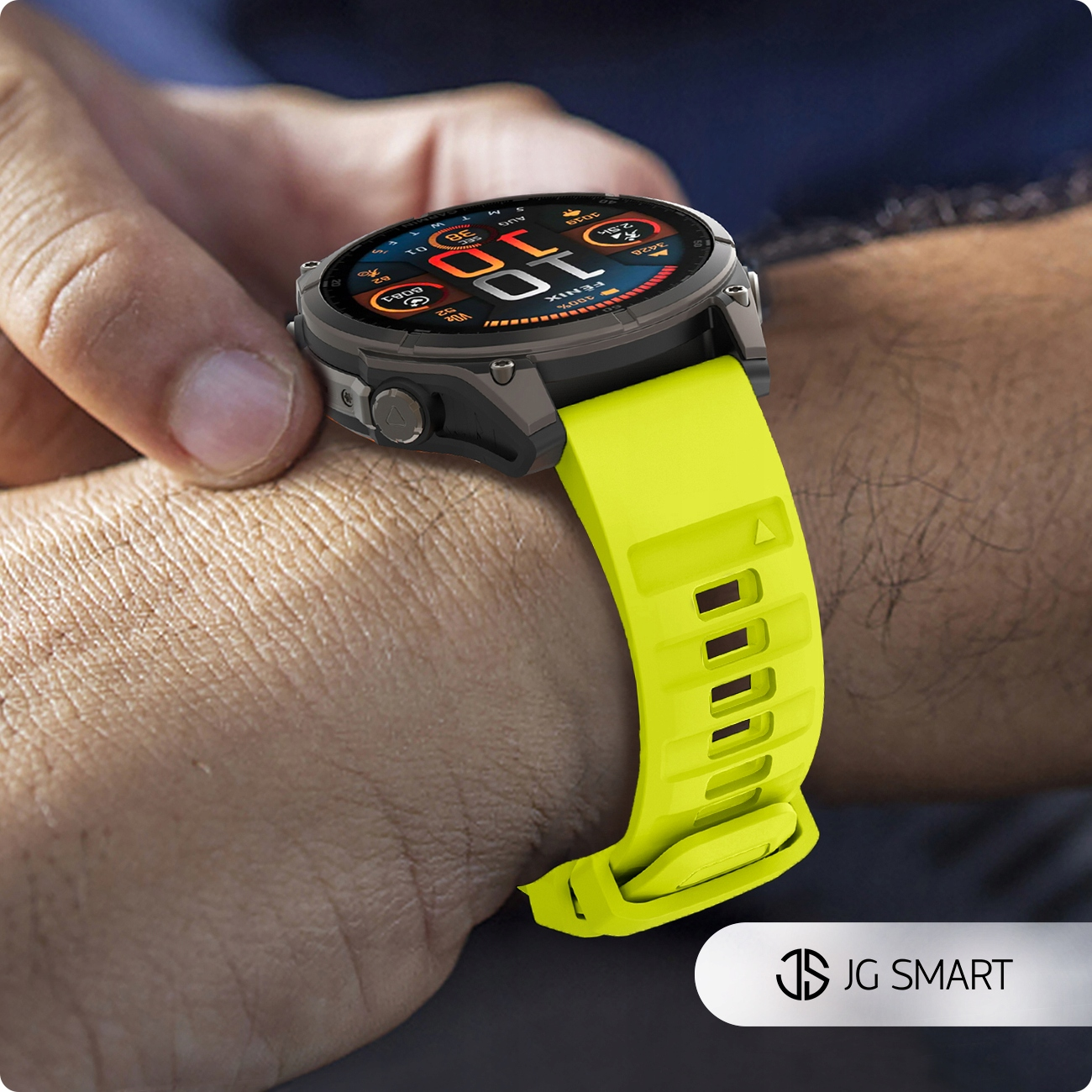 Osoba nosząca smartwatch z jaskrawożółtym paskiem.