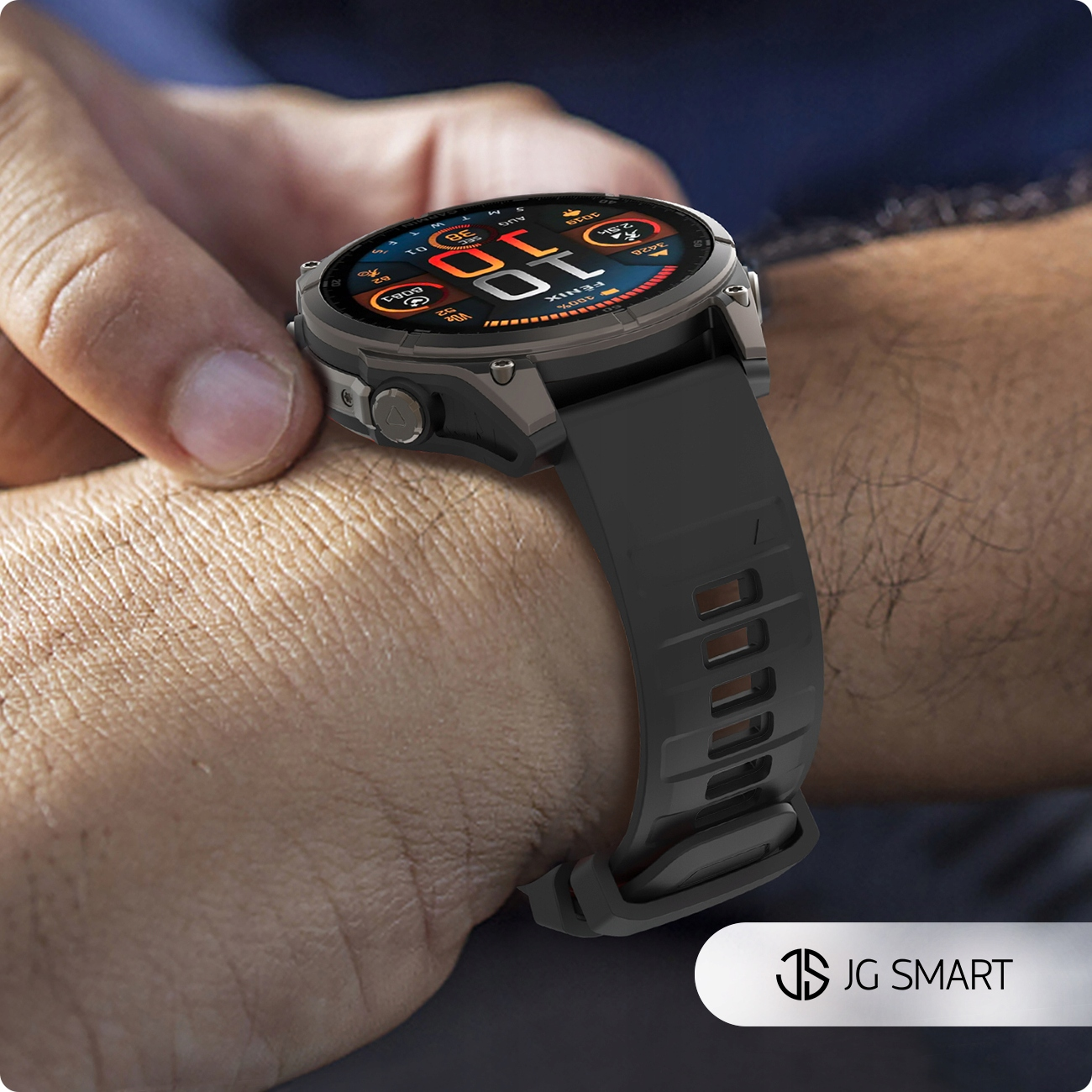 Osoba nosi na nadgarstku czarny smartwatch z kolorowym wyświetlaczem.