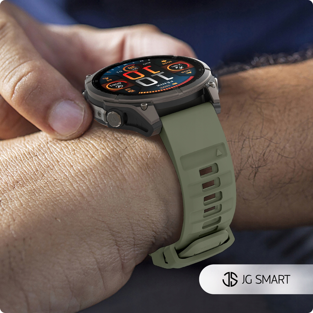 Zielony smartwatch z cyfrowym wyświetlaczem na nadgarstku.