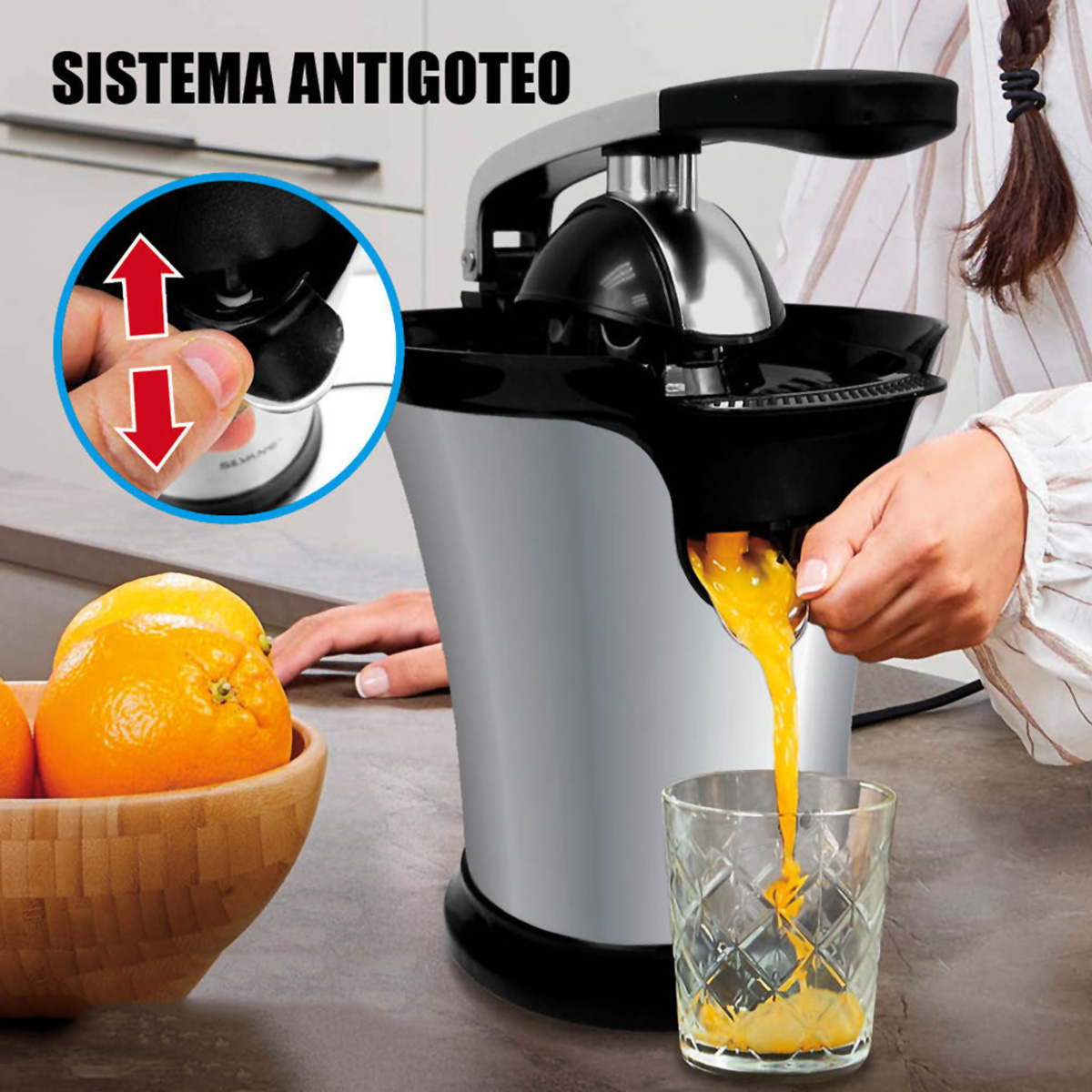 Exprimidor cítrico eléctrico con parada de goteo, exprimiendo jugo de naranja.