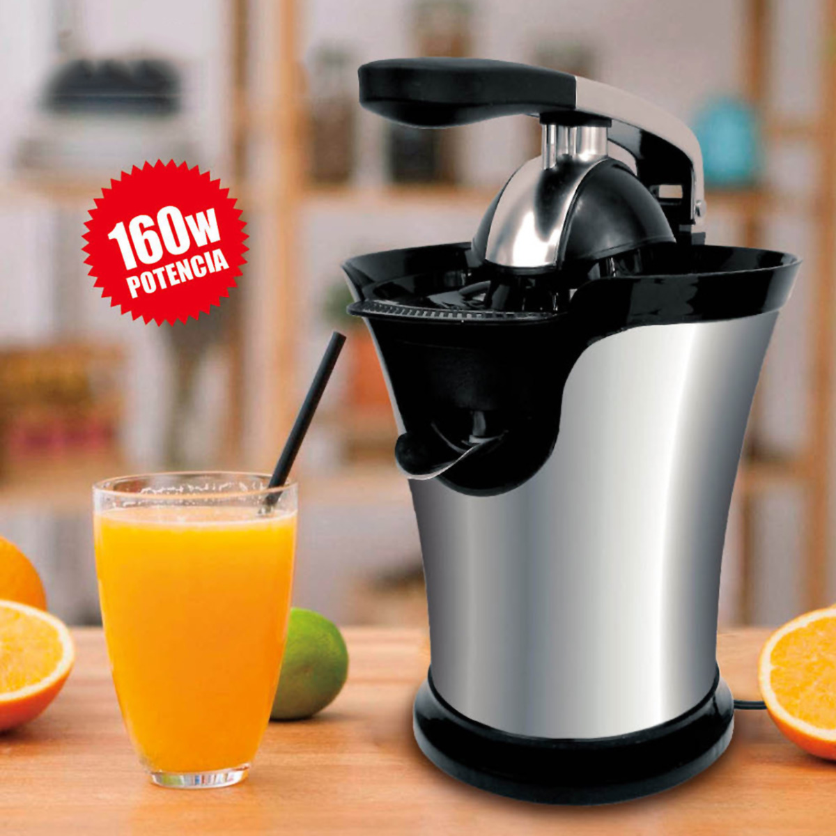Un exprimidor con un vaso de zumo de naranja, naranjas y una lima.