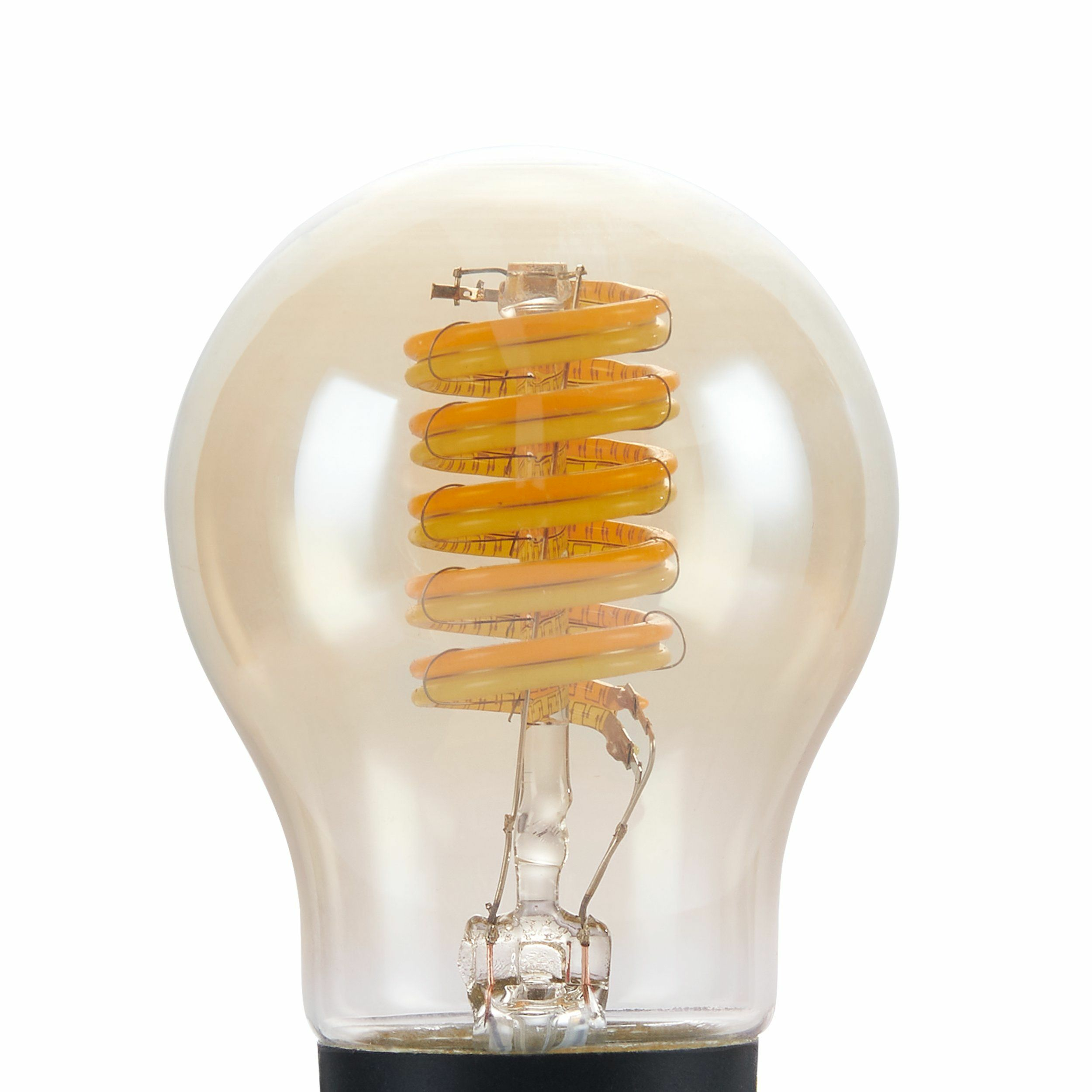 Una bombilla con filamento en espiral y elementos brillantes amarillo-naranja sobre fondo blanco.