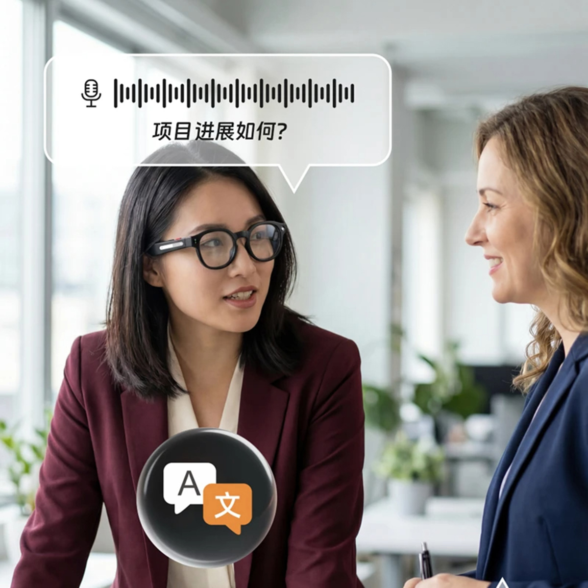 Dos mujeres conversan, una lleva gafas traductoras con burbuja de diálogo.