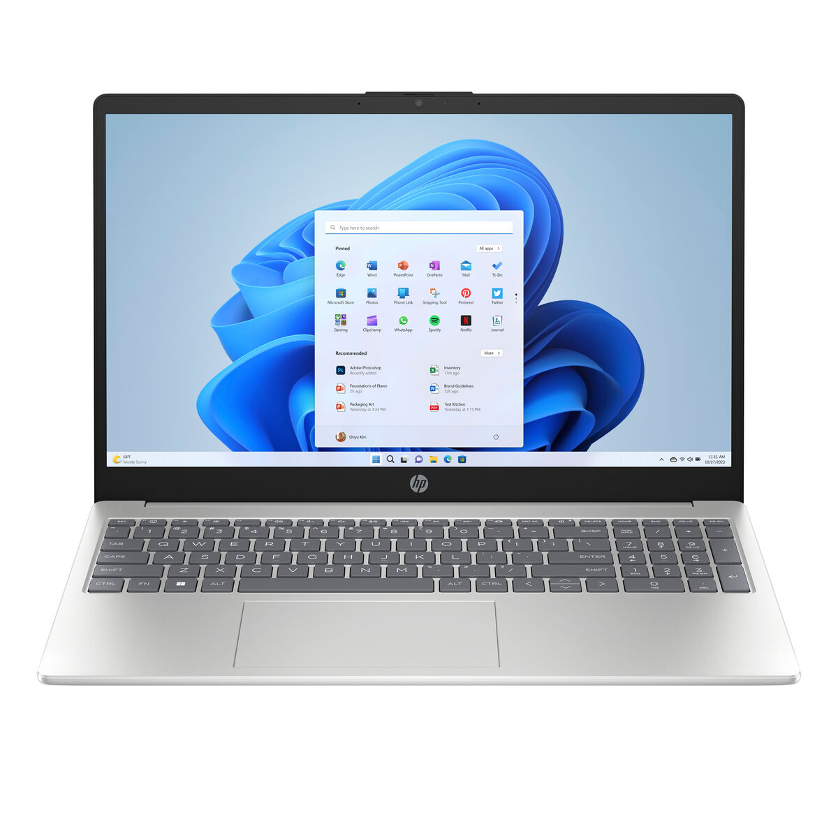 Un portátil HP plateado que muestra Windows 11 con un fondo de pantalla azul.