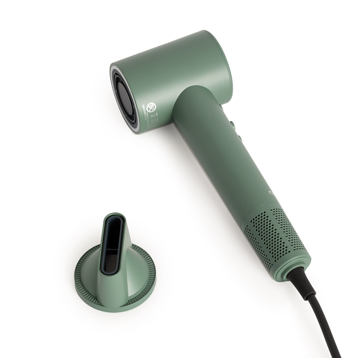 Un secador de pelo verde con un accesorio sobre fondo blanco.