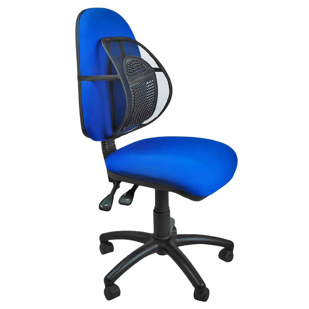 Una silla de oficina azul con soporte lumbar de malla sobre base negra con ruedas.