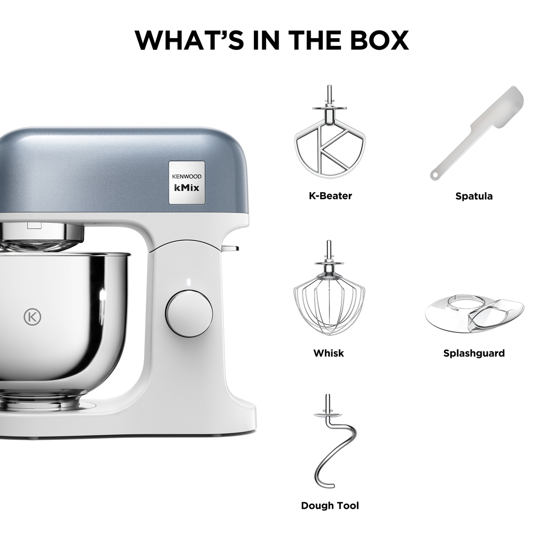 Ein Kenwood kMix Küchenmixer mit Zubehör: K-Rührer, Schneebesen, Teighaken, Spatel, Spritzschutz.