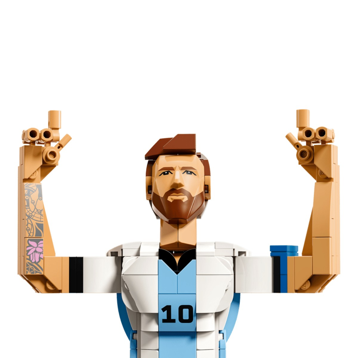 Figura Lego di Lionel Messi in maglia bianca e blu numero 10, braccia alzate.