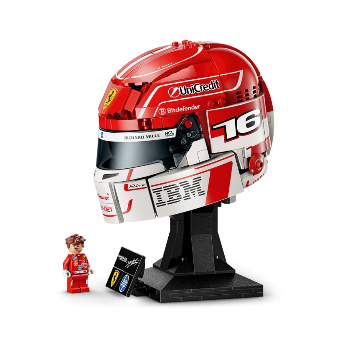 Czerwony kask wyścigowy Lego z logo IBM i obok minifigurką.