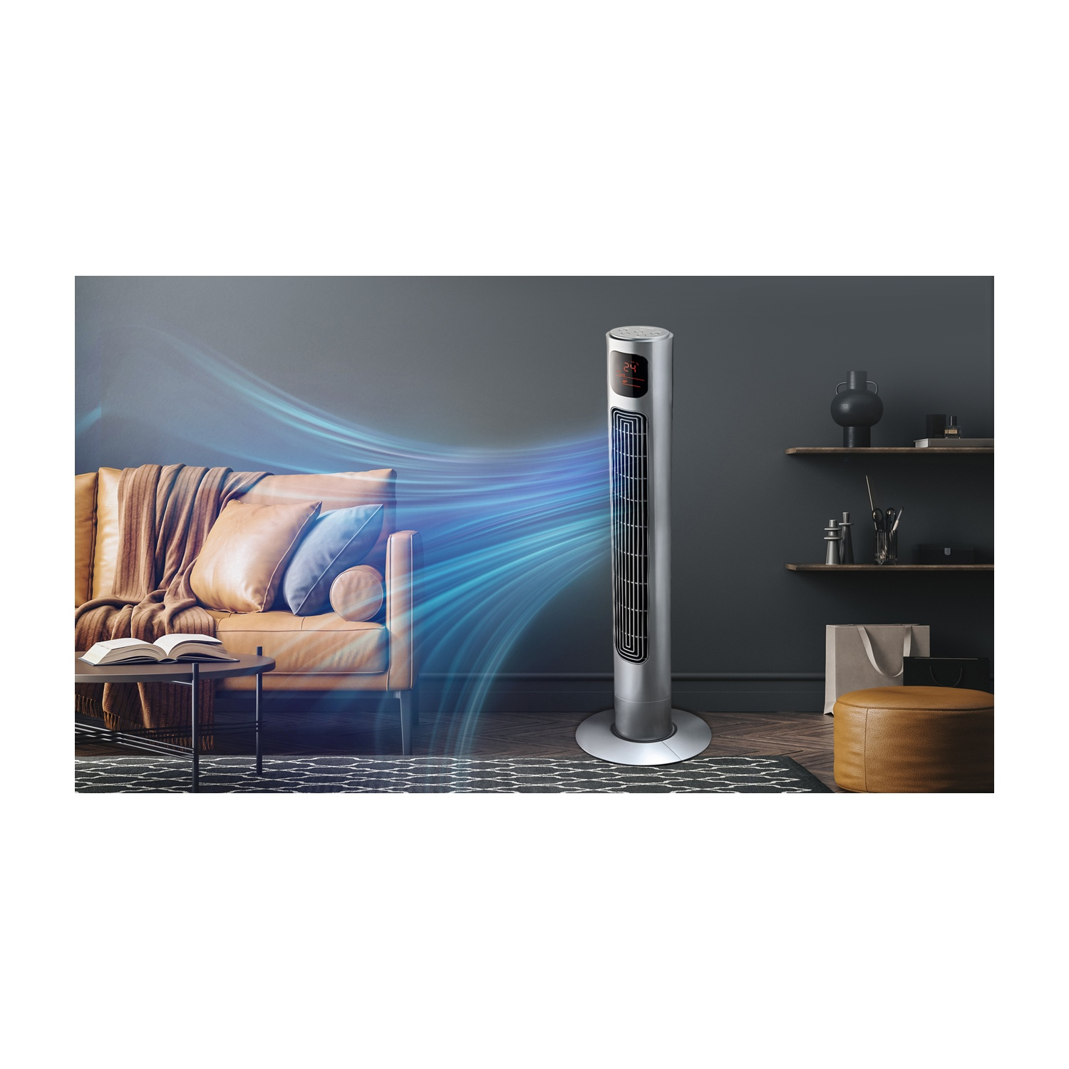Ein silberner Turmventilator bläst Luft auf ein braunes Ledersofa mit Kissen und Decke.