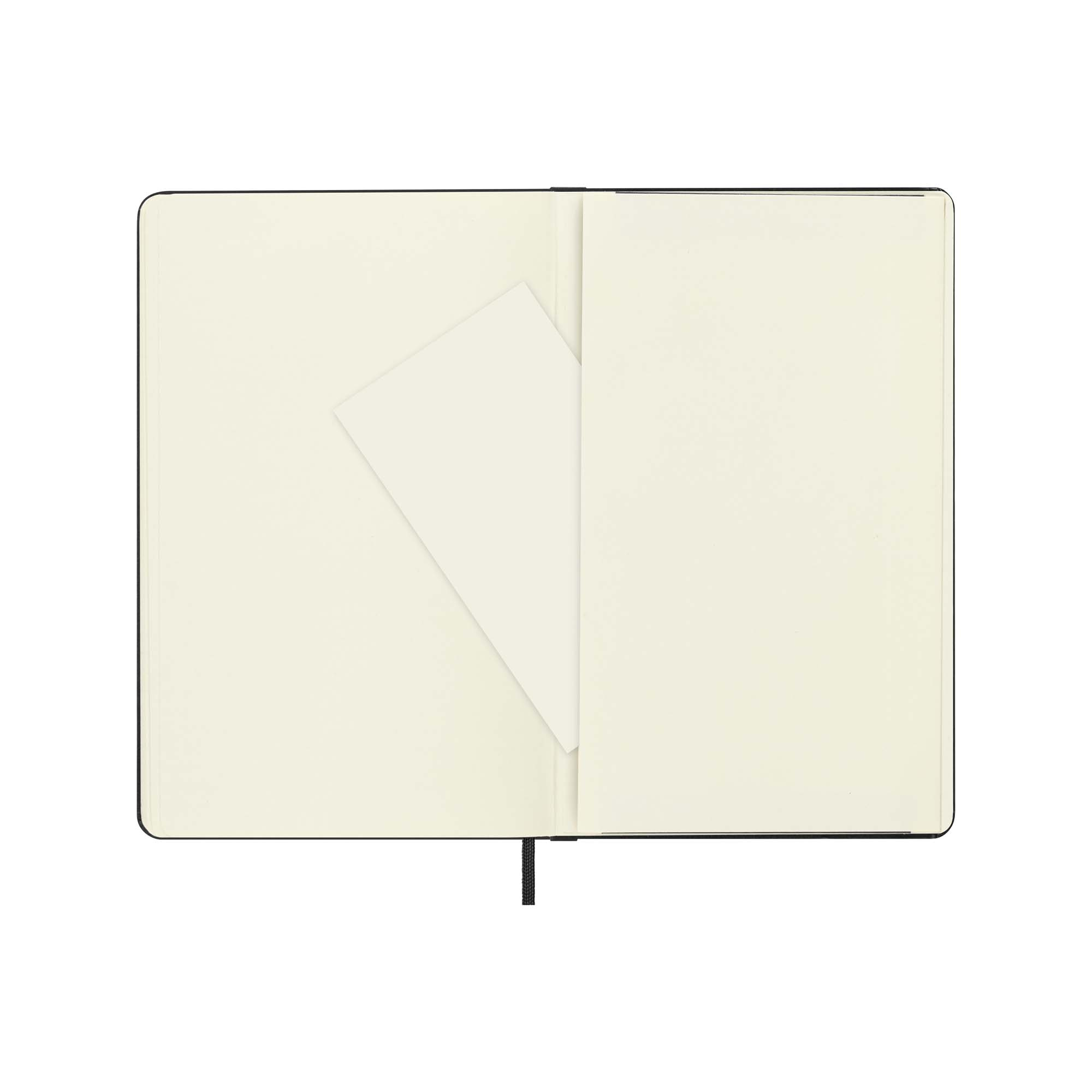 Offenes Notizbuch mit cremefarbenen Seiten. Eine cremefarbene Karte ist in der linken Tasche.