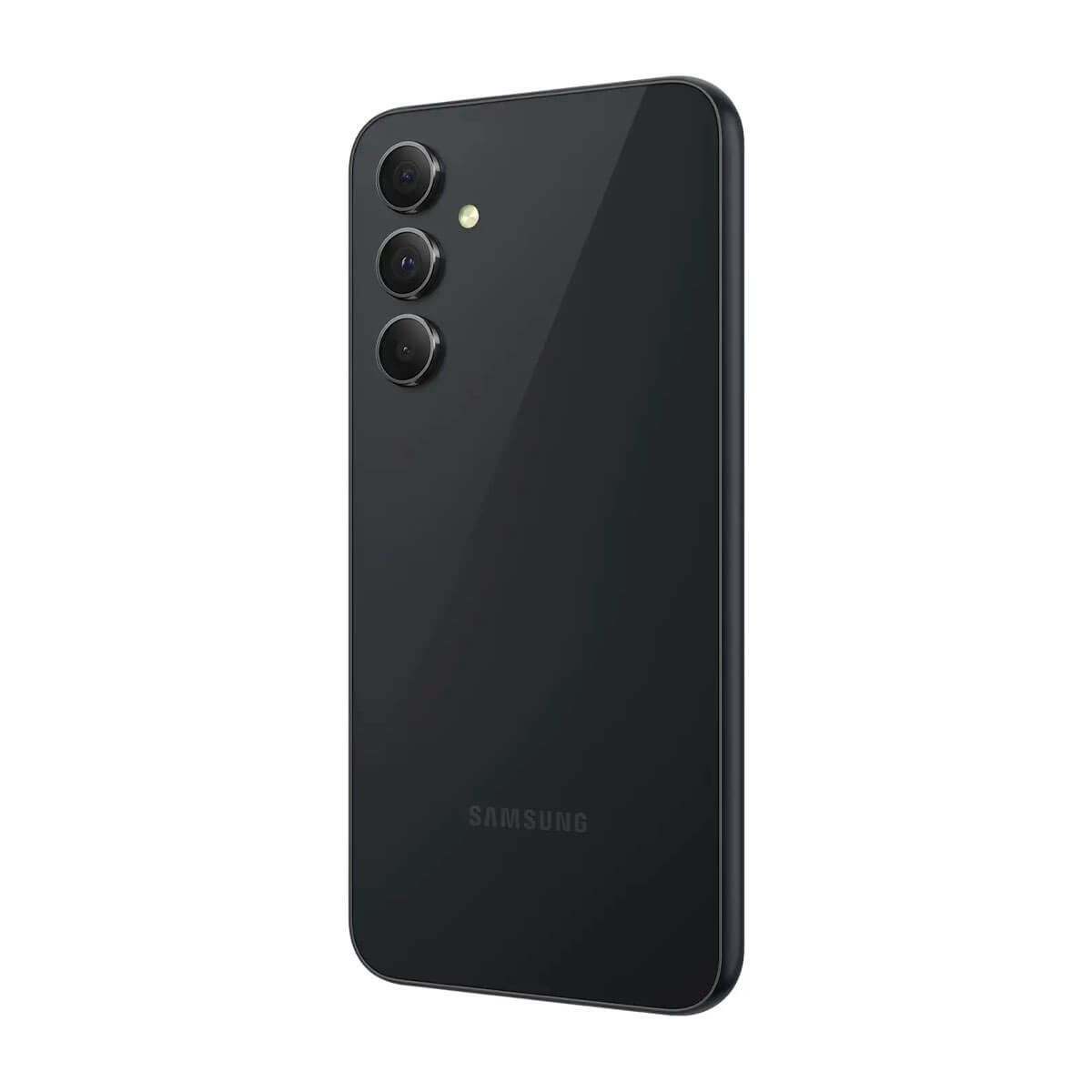 Parte trasera de un smartphone Samsung negro con tres lentes de cámara y flash.