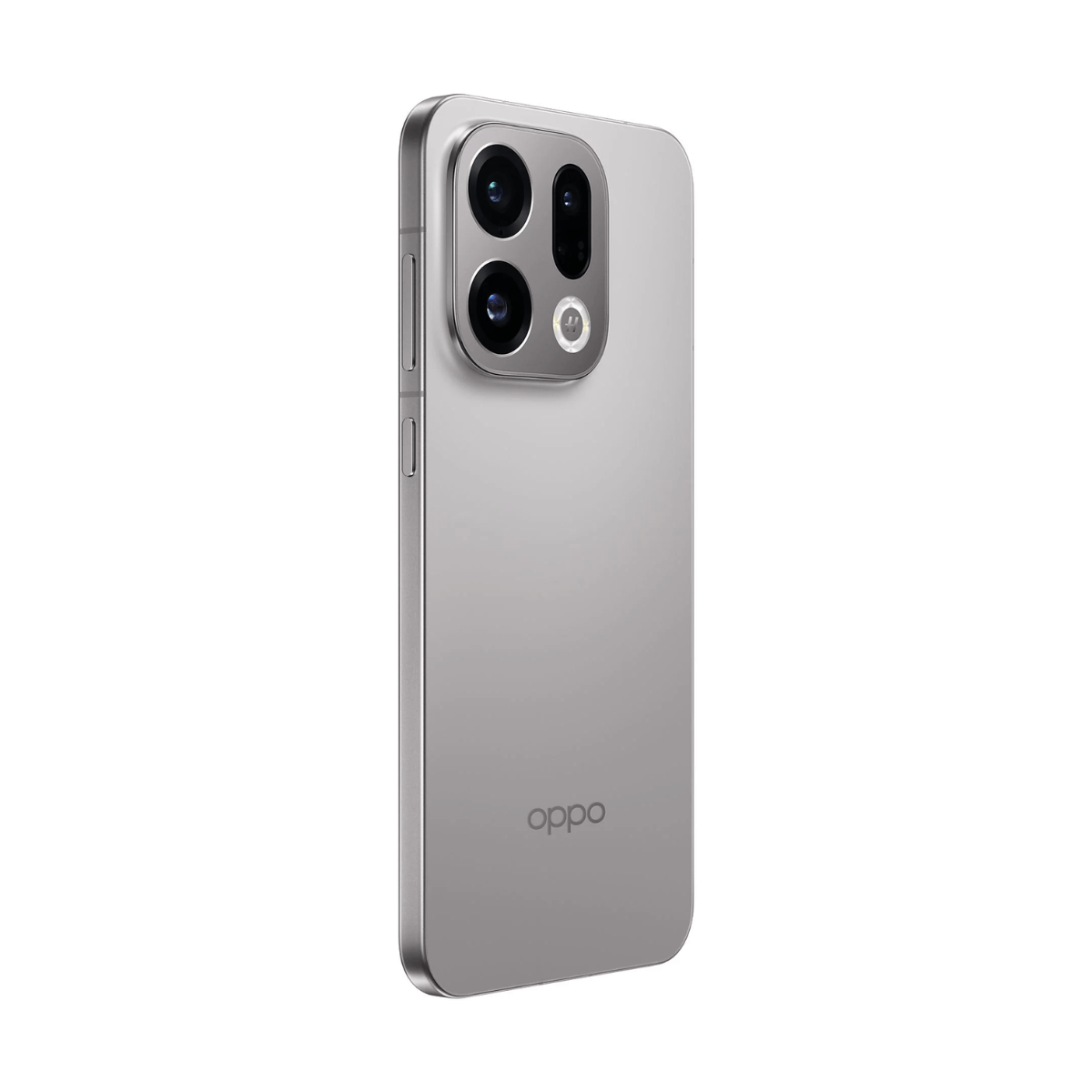 Srebrny smartfon Oppo z potrójnym aparatem na białym tle.
