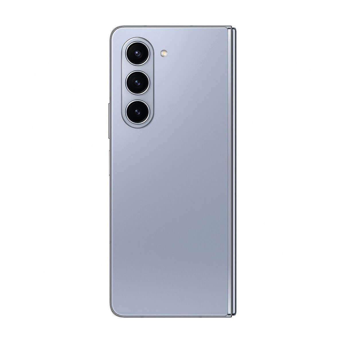 Rückseite eines silbernen Smartphones mit drei vertikalen Kameralinsen und einem Blitz.