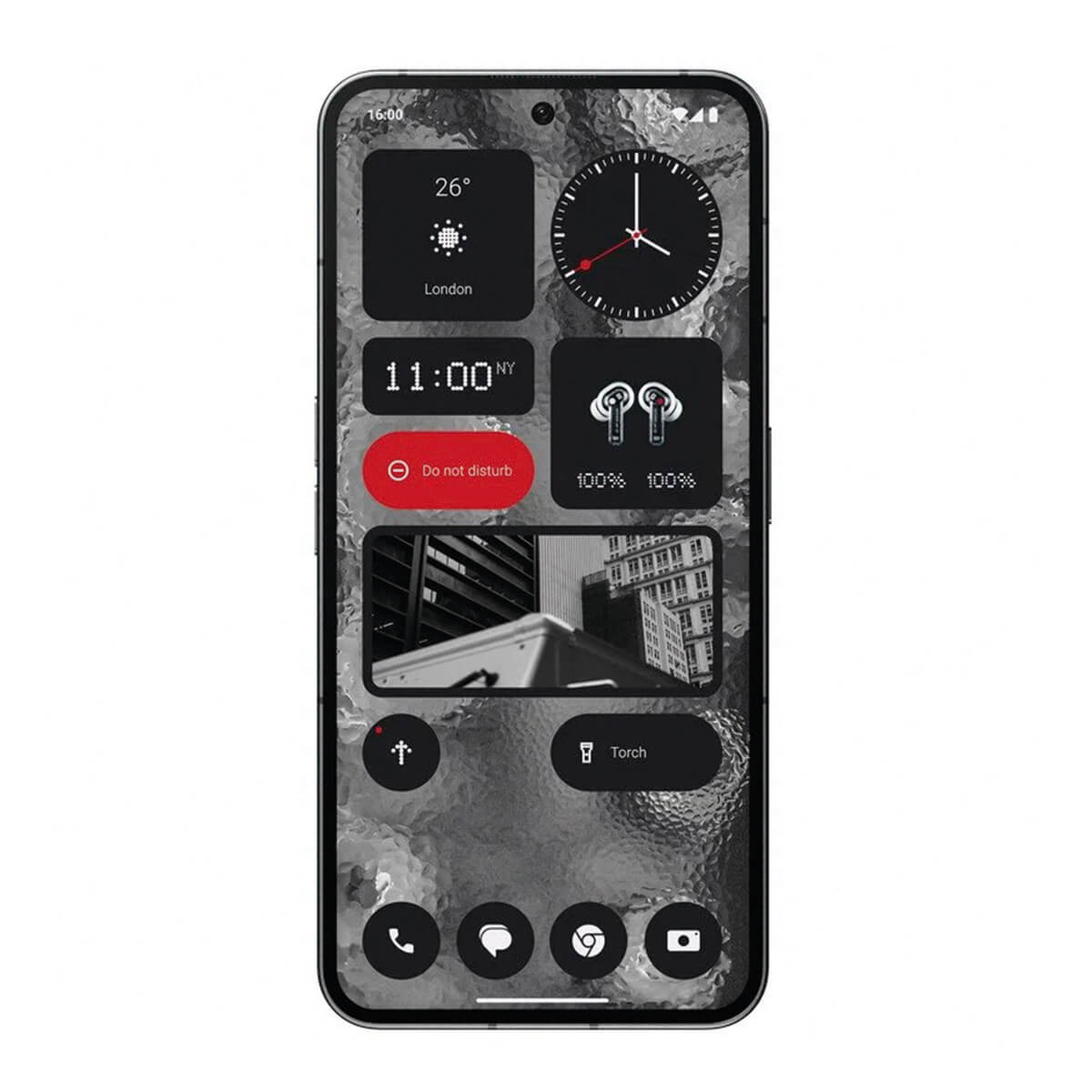 Un smartphone muestra widgets: clima, reloj, auriculares, paisaje urbano, iconos.