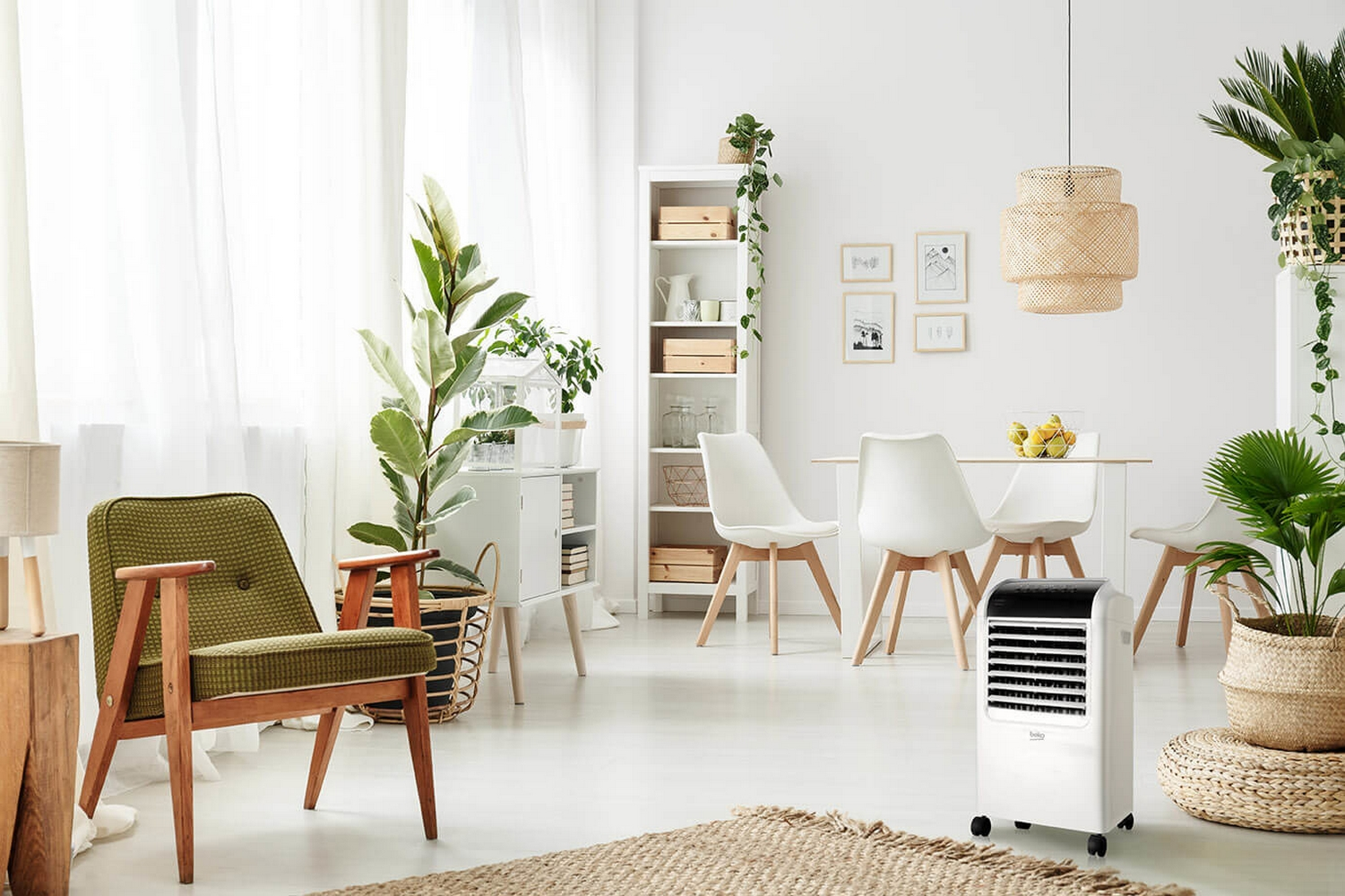 Un soggiorno con accenti verdi, piante, zona pranzo bianca e condizionatore portatile.