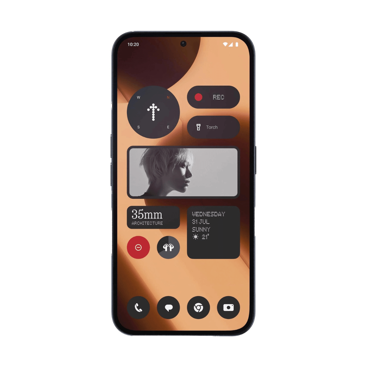 Bir akıllı telefon, widget'lar, bir fotoğraf ve uygulama simgeleriyle ana ekranını gösteriyor.
