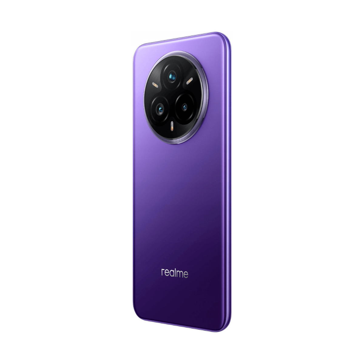 Teléfono inteligente morado con triple cámara y logo de Realme sobre fondo blanco.