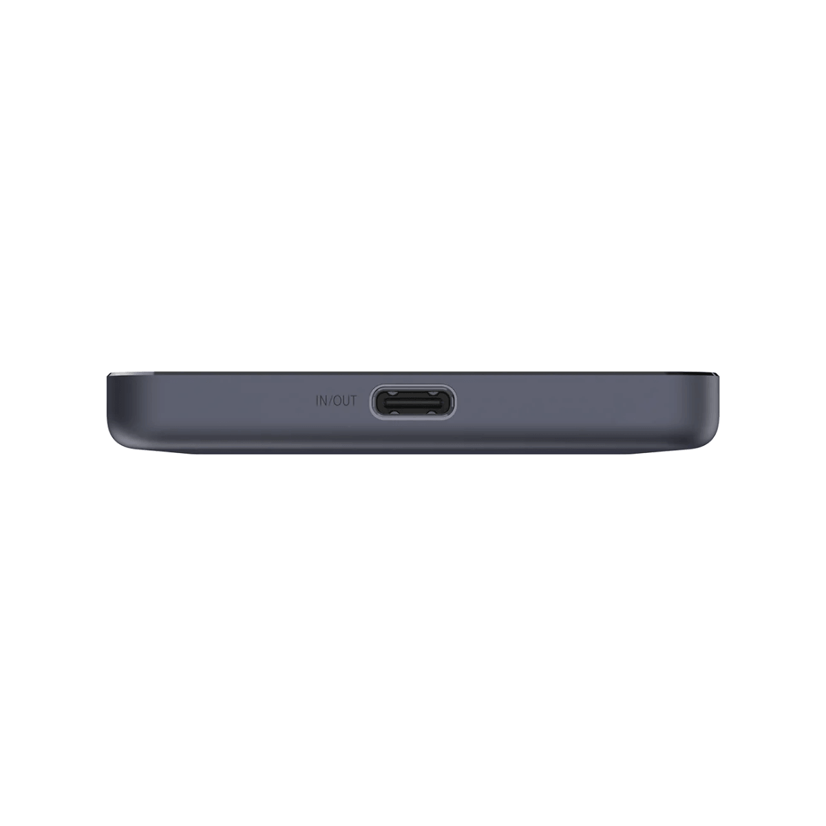 Donkergrijs rechthoekig apparaat met een USB-C-poort met opschrift IN/OUT.