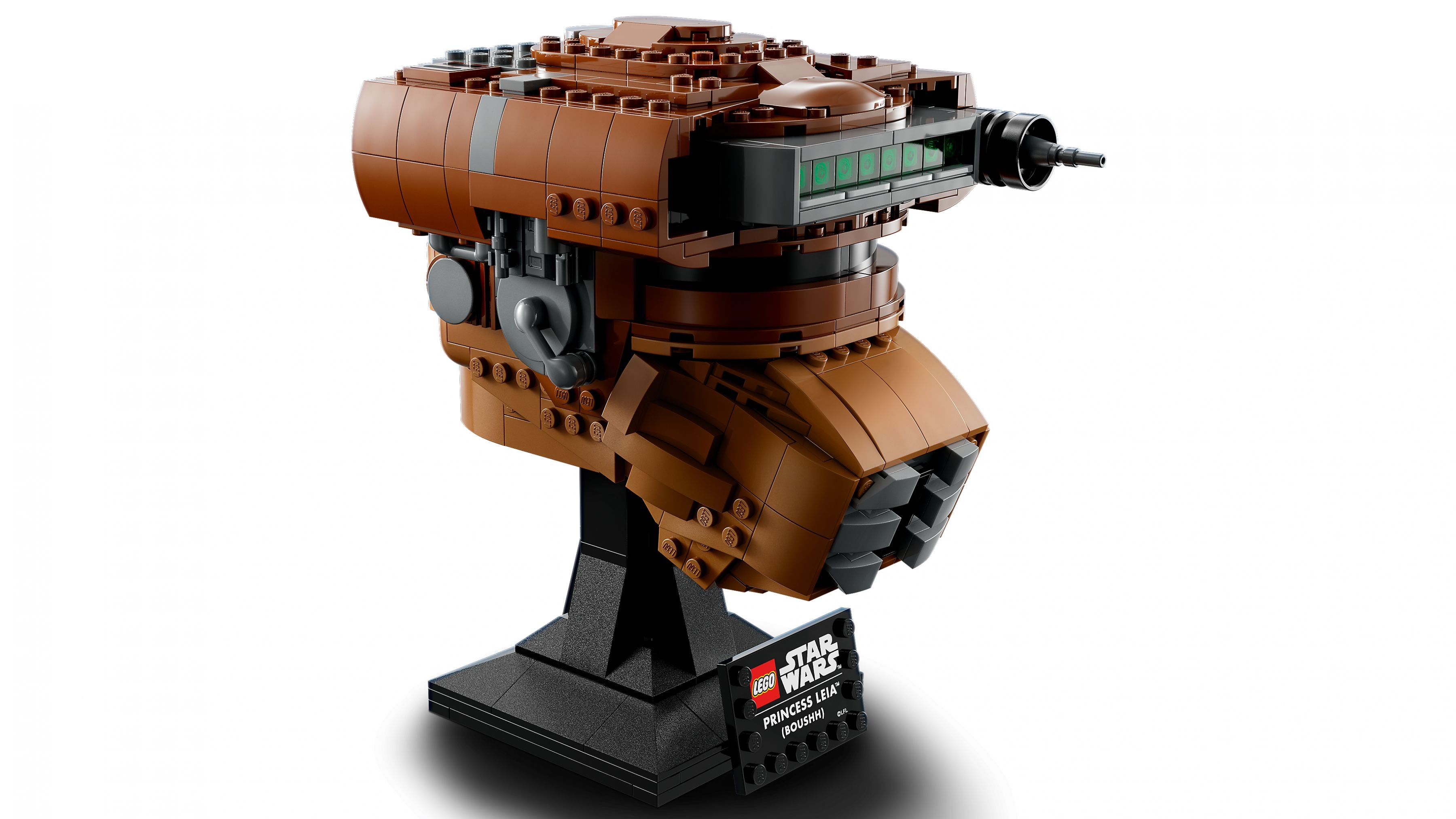 Ein braunes LEGO-Modell von Boushh's Helm mit grünem Visier, auf einem schwarzen Ständer.