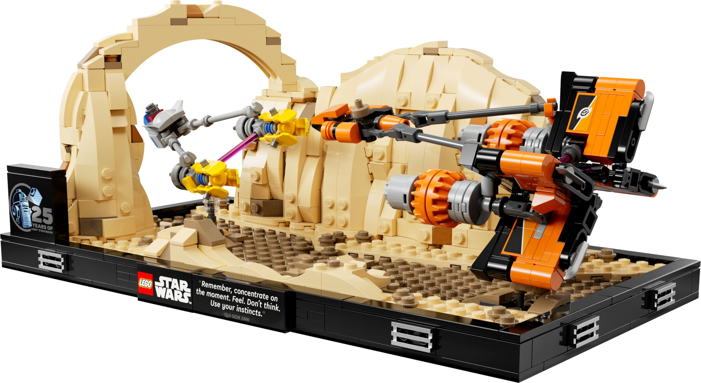 Lego Star Wars Diorama mit einem Sandcrawler und zwei Speeder Bikes in einer Wüstenszene.