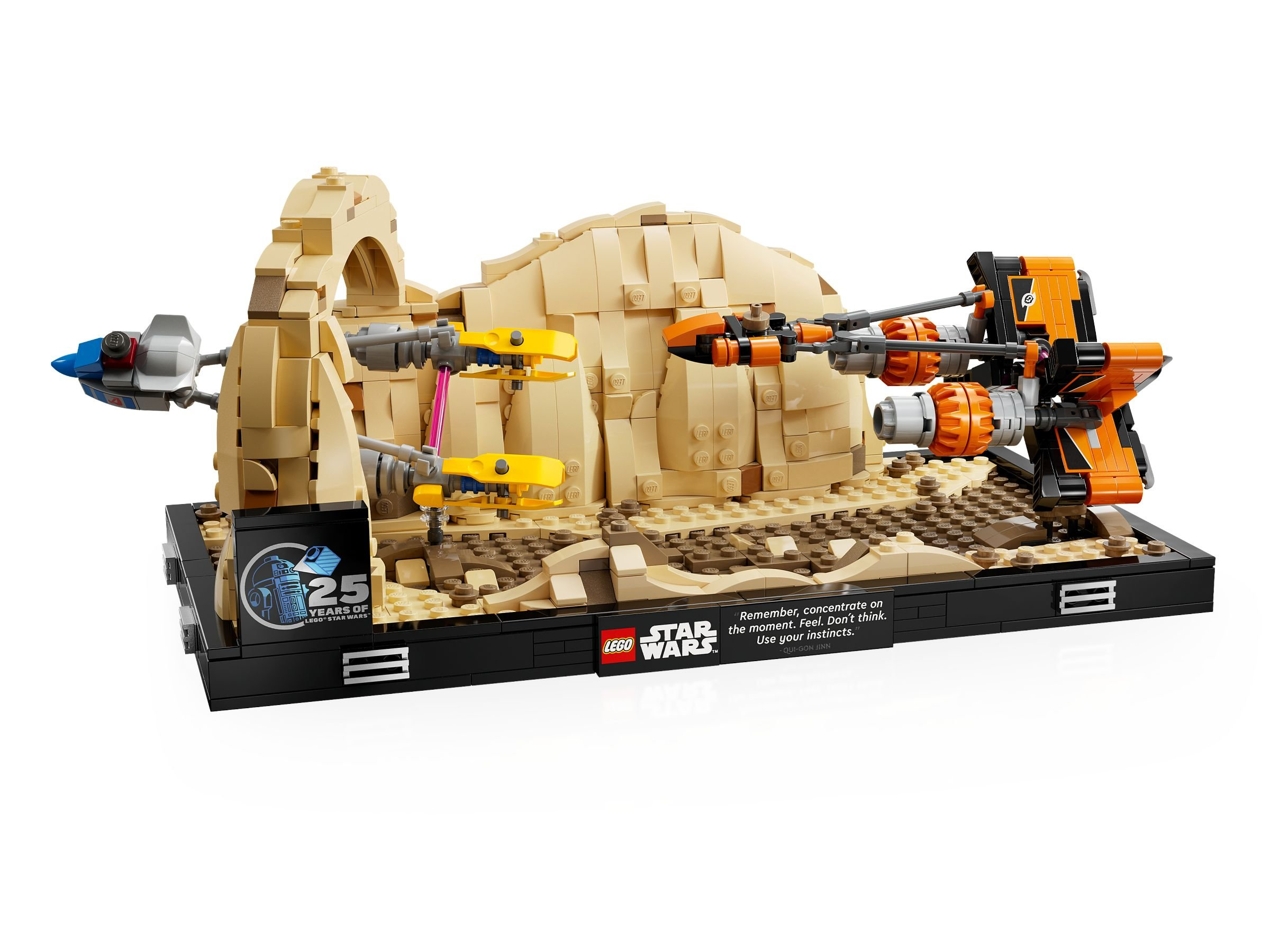 Lego-Nachbildung einer Wüstenlandschaft mit Fahrzeugen und einem "Star Wars"-Logo.