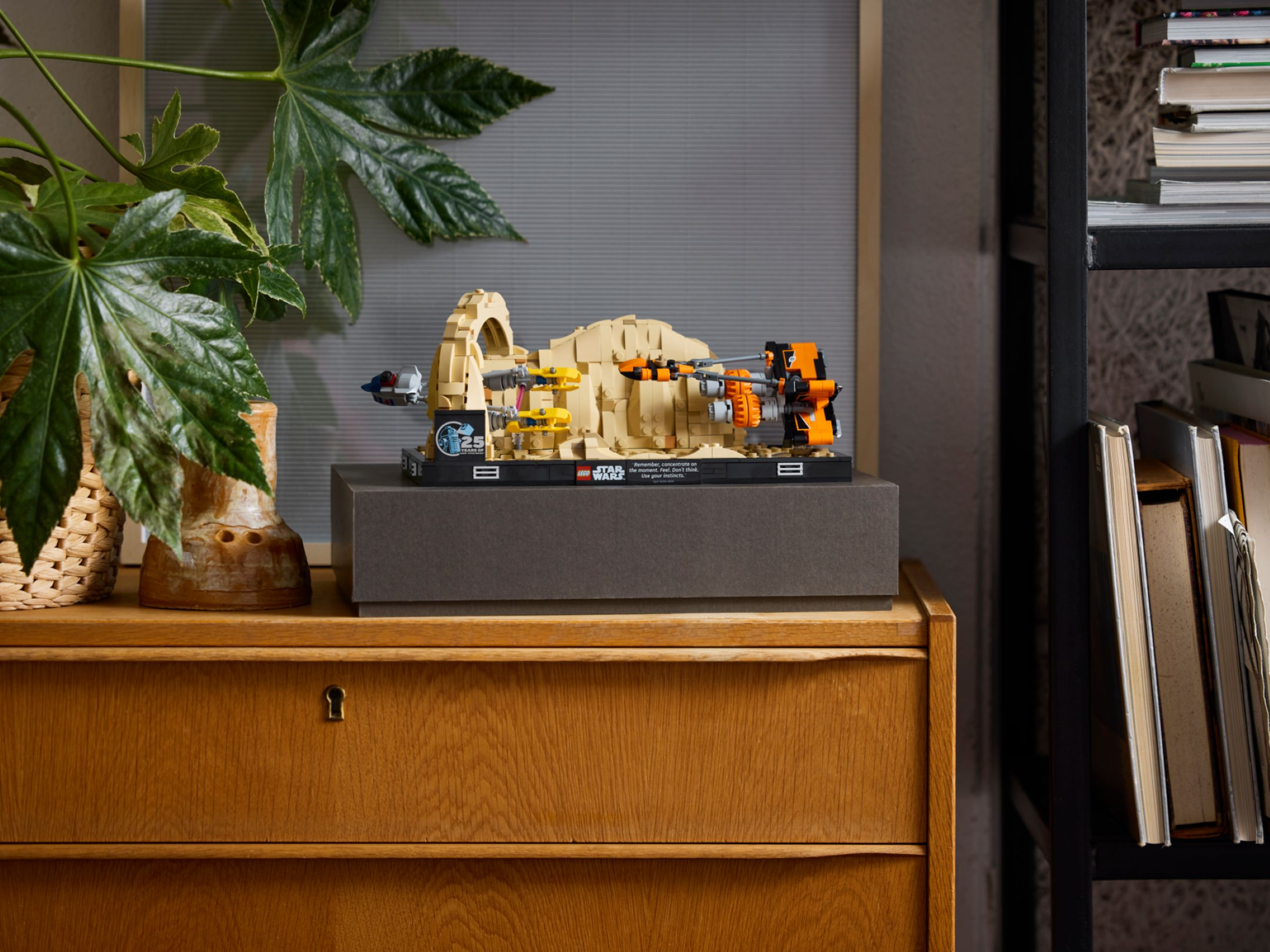 Ein Lego Star Wars-Modell eines Raumschiffs auf einem Sandhügel-Display.