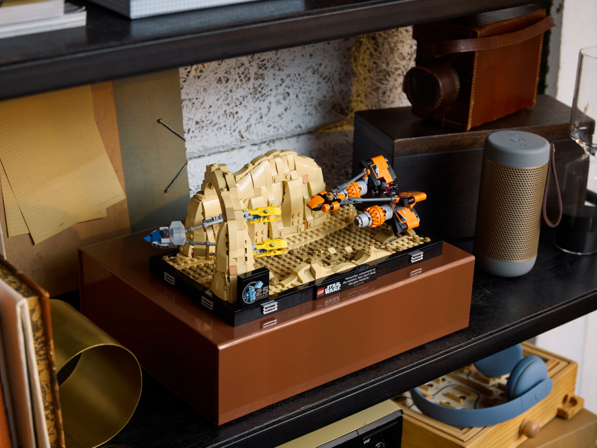 Ein LEGO Star Wars Diorama mit Wüstenlandschaft, Fahrzeugen und einem Zitat von Qui-Gon Jinn.