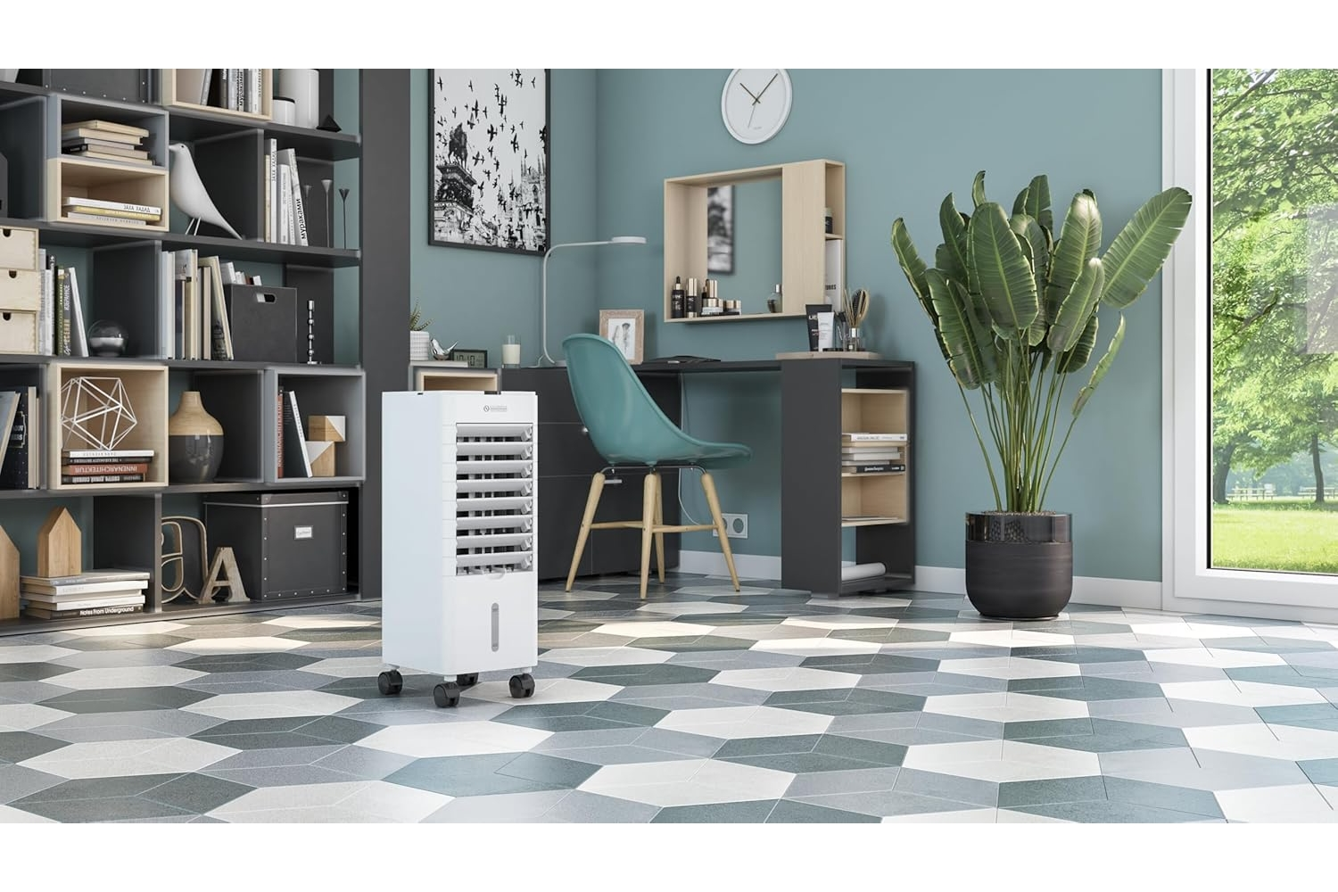 Un refrigeratore d'aria bianco si trova su un pavimento esagonale accanto a una libreria e una scrivania.
