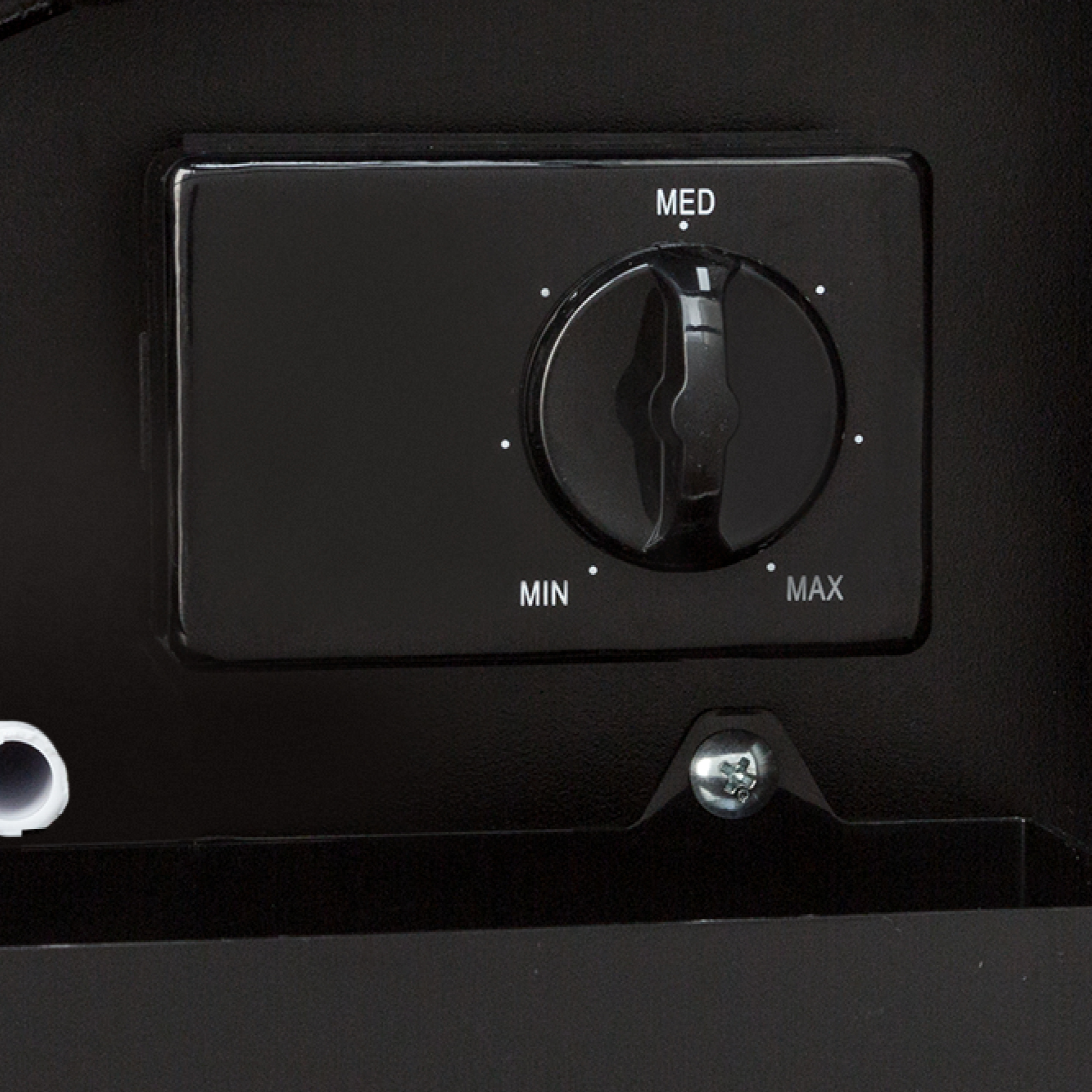 Schwarzer Drehknopf mit MIN, MED, MAX Einstellungen auf schwarzem Panel.