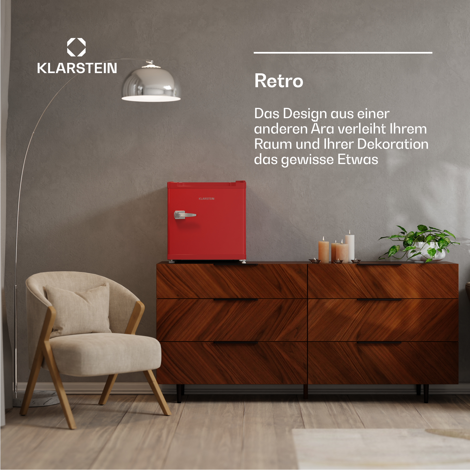 Un mini-refrigerador rojo retro sobre una cómoda de madera con un sillón al lado.