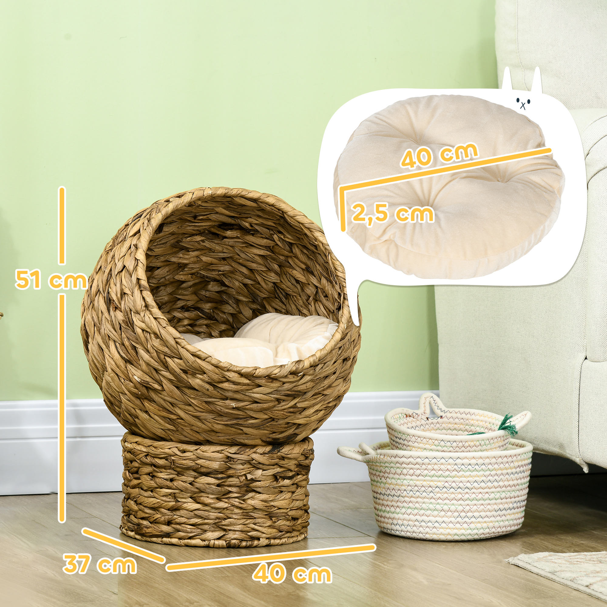 Una cama para mascotas de mimbre con cojín está sobre un suelo de madera.