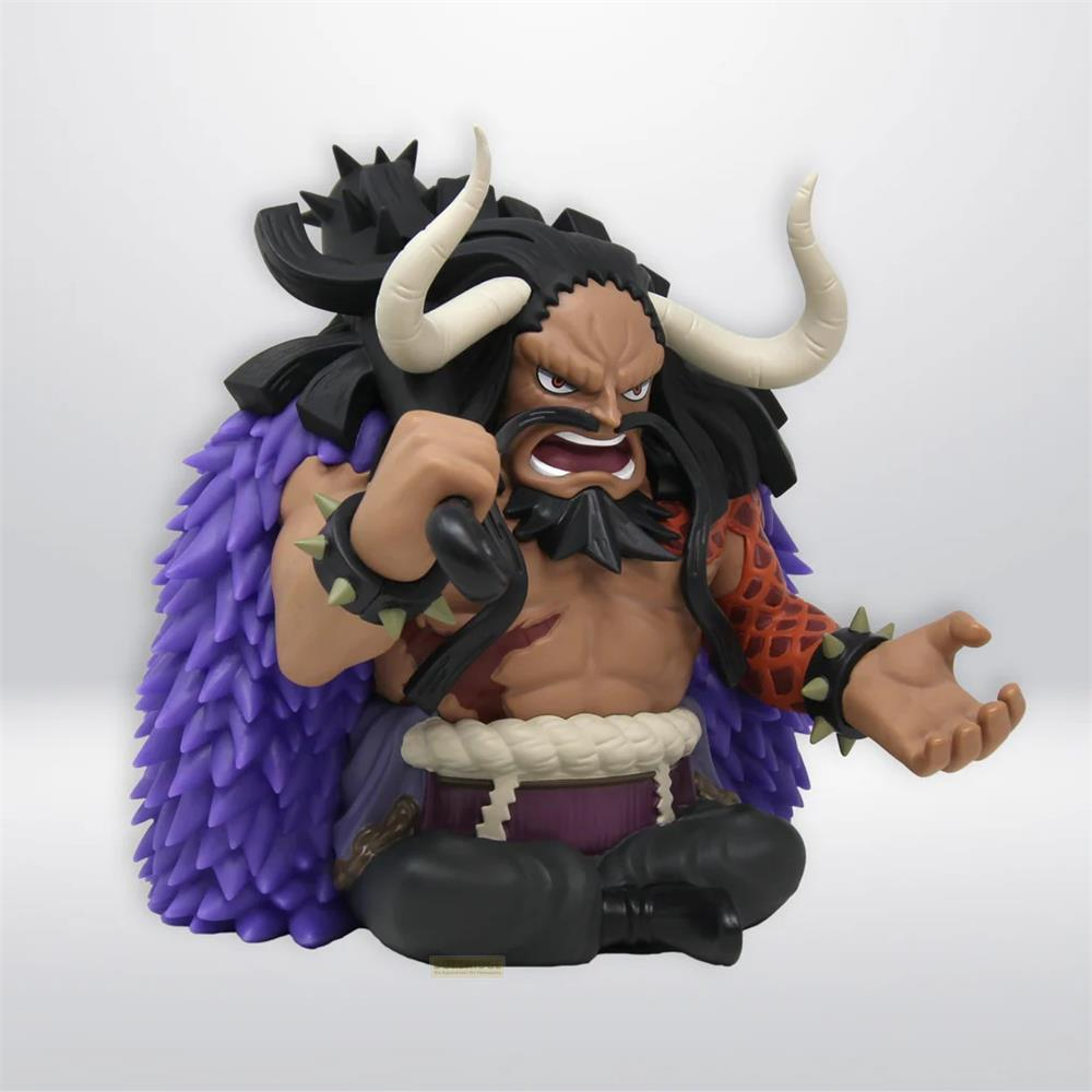 Figura de Kaido de One Piece con capa de piel morada, cuernos y cara enfadada.