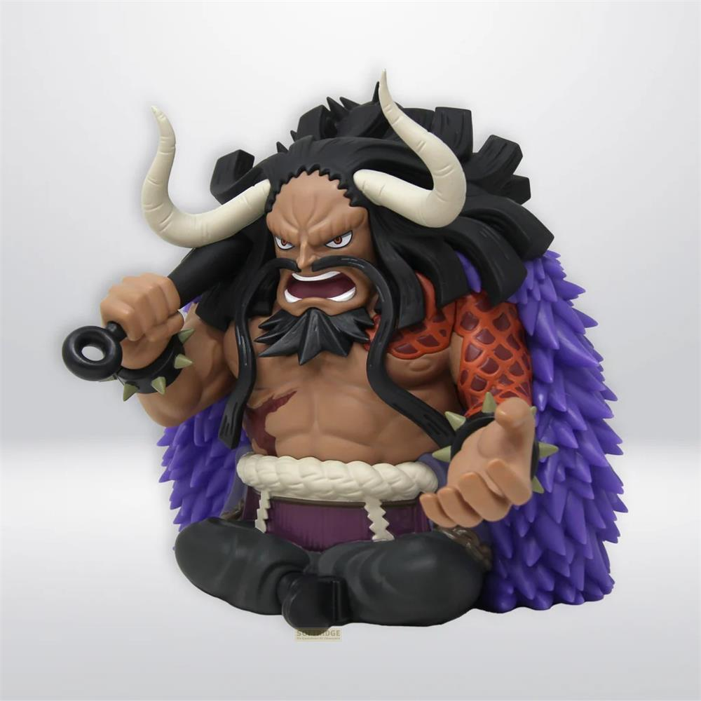Una figura de Kaido con cuernos, pelo negro, pelaje morado y un garrote.