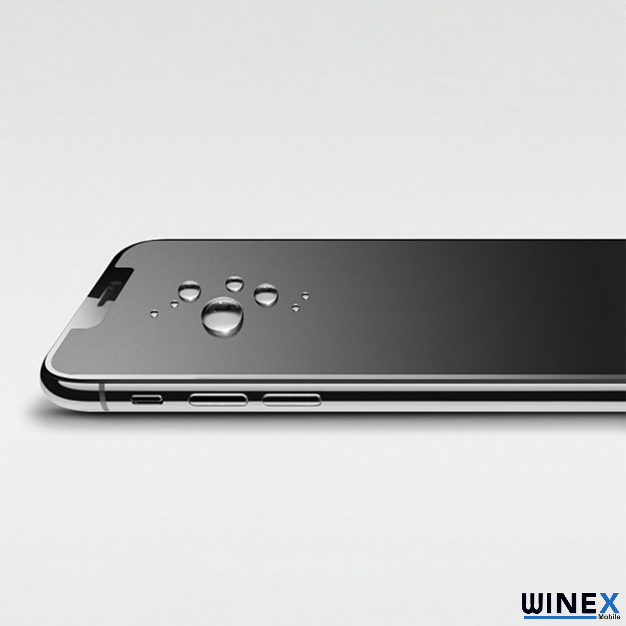 Ekranında su damlaları olan gümüş renkli akıllı telefon.