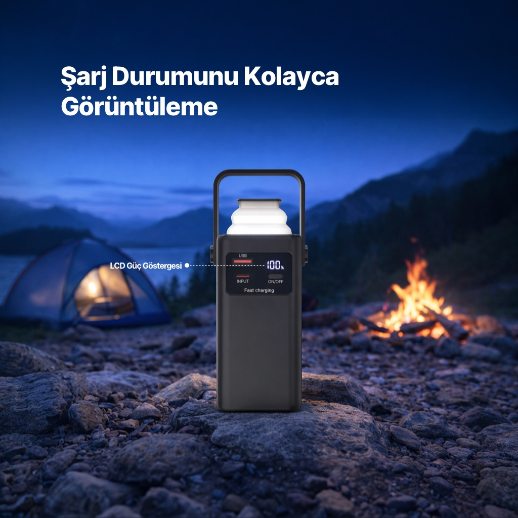 Bir fener şarj cihazı dışarıda, arkada çadır ve kamp ateşi var.