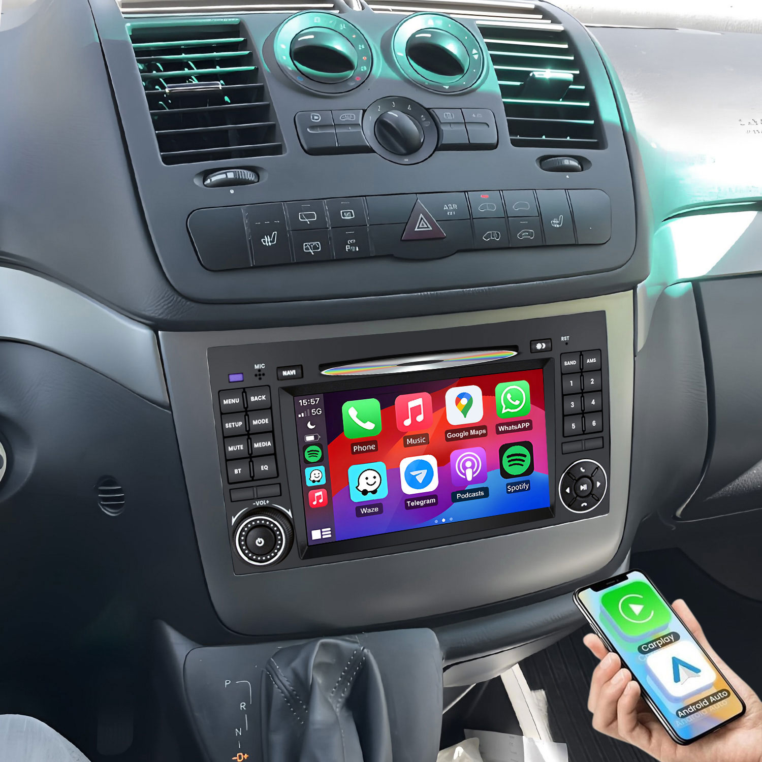 Smartfon wyświetlający CarPlay i Android Auto jest trzymany nad systemem infotainment samochodu.