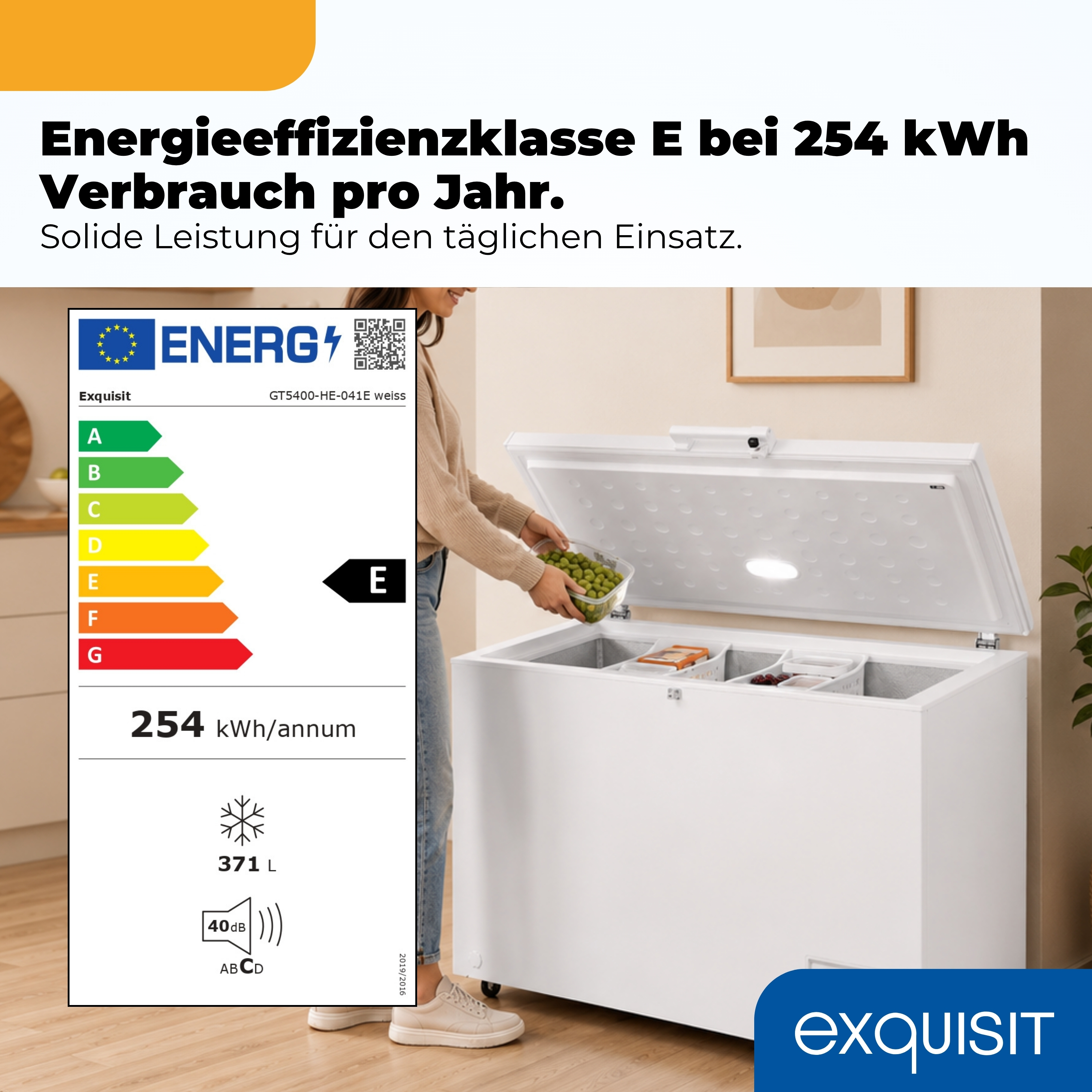 Eine Frau legt Erbsen in eine offene weiße Gefriertruhe mit Energieeffizienzlabel.