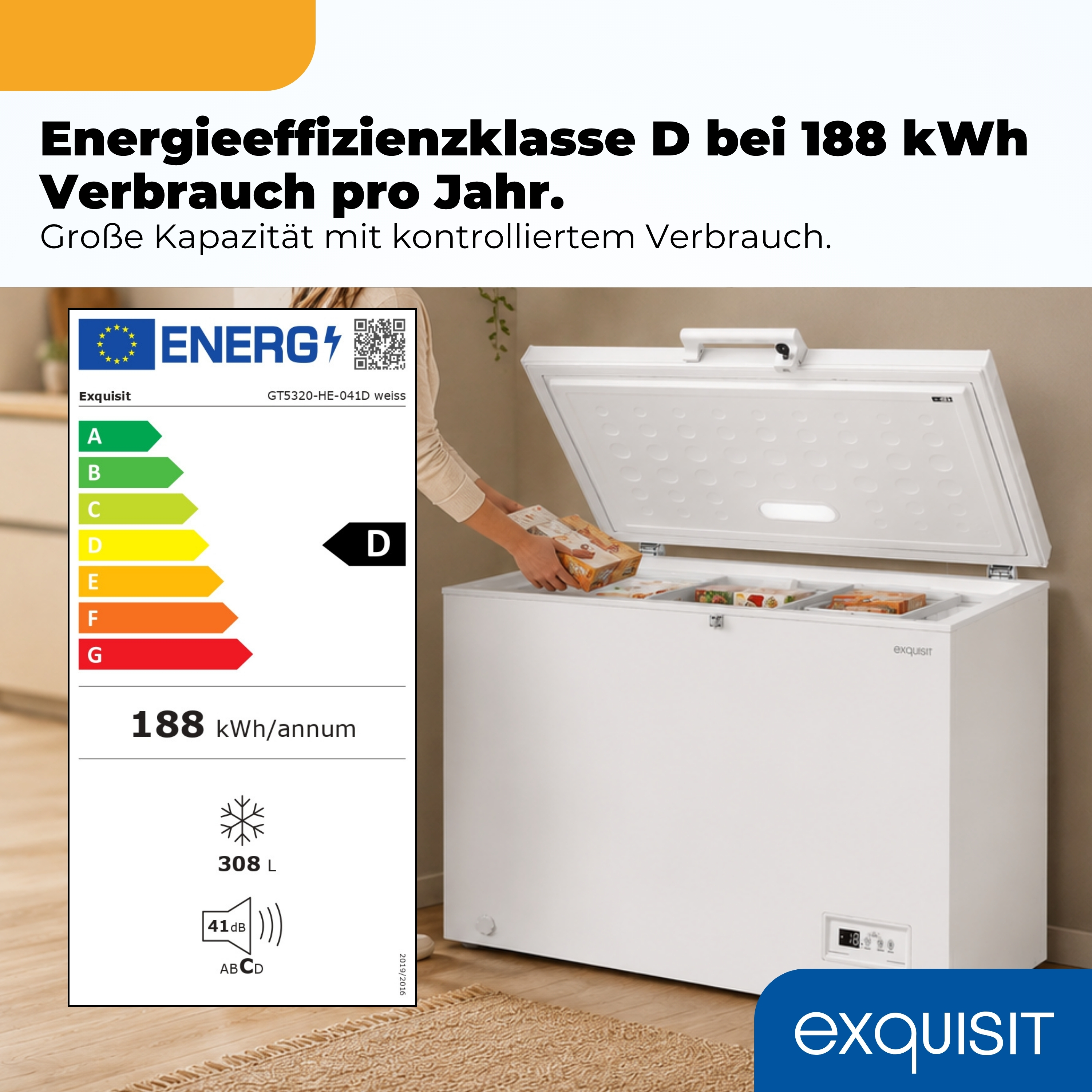 Eine Person legt Lebensmittel in eine offene weiße Truhe. Links ist eine Energieeffizienz-Skala.