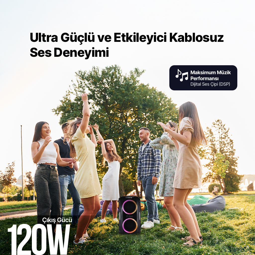 Genç bir grup dışarıda hoparlörle dans ediyor. 120W güç.