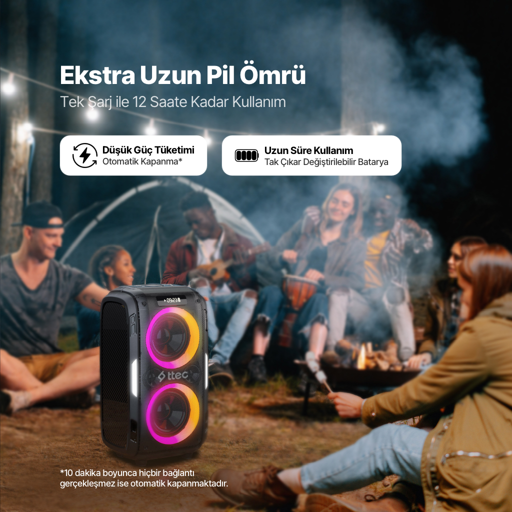 Dışarıda bir grup insan tarafından kullanılan, renkli ışıklı taşınabilir hoparlör.