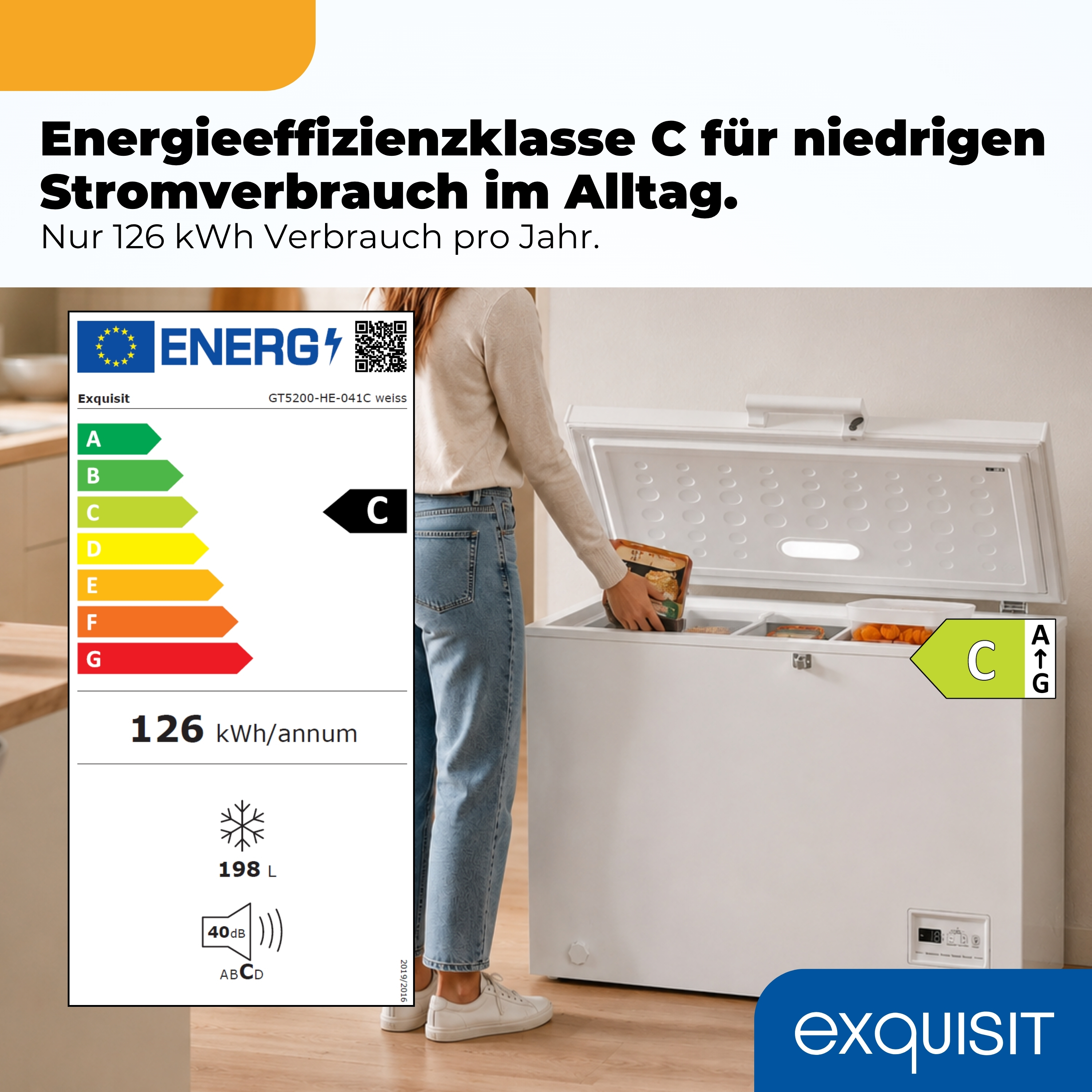 Eine Frau legt Lebensmittel in eine weiße Truhe mit Energieeffizienzklasse C.