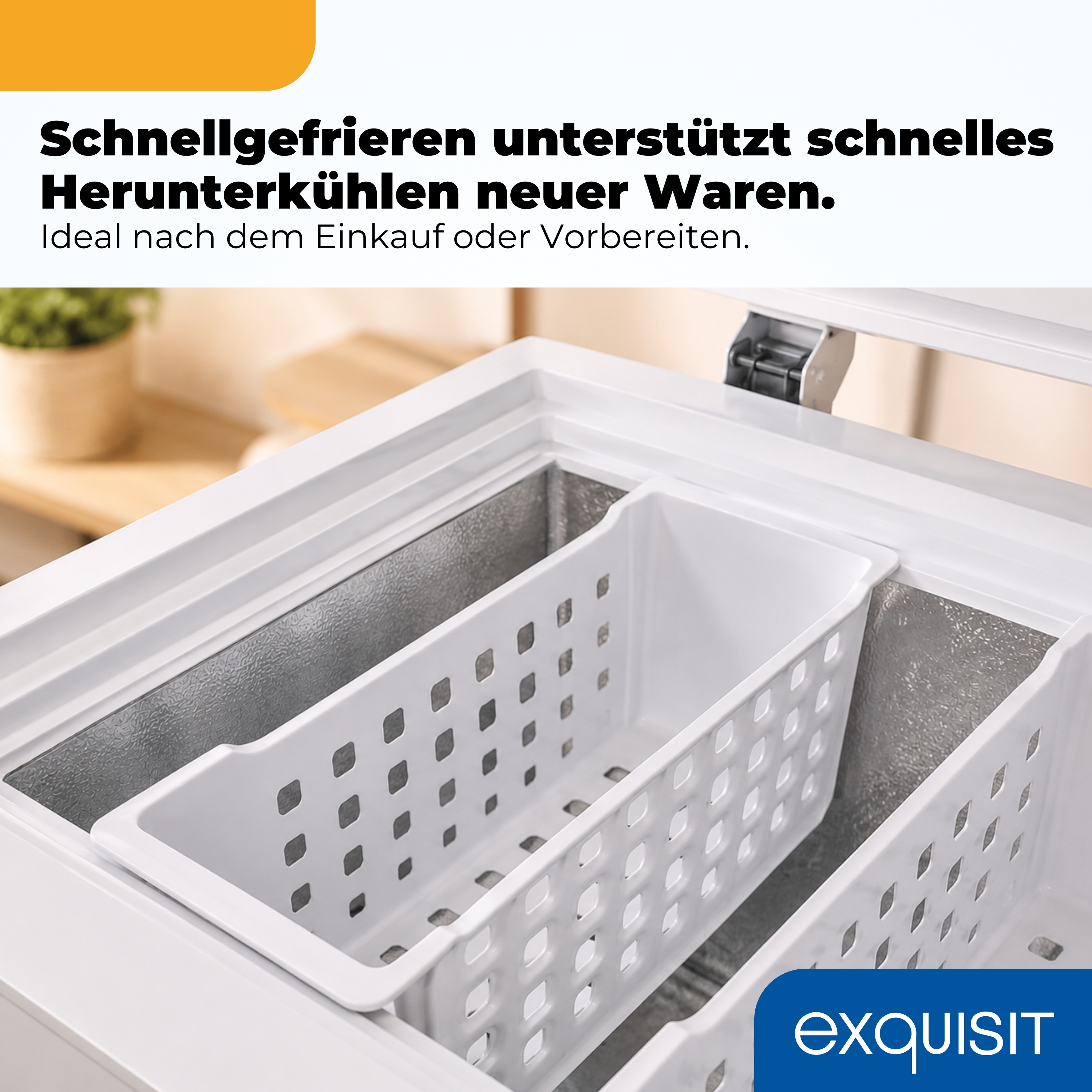 Ein offener Gefrierschrank mit weißen Körben und silbernen Wänden.