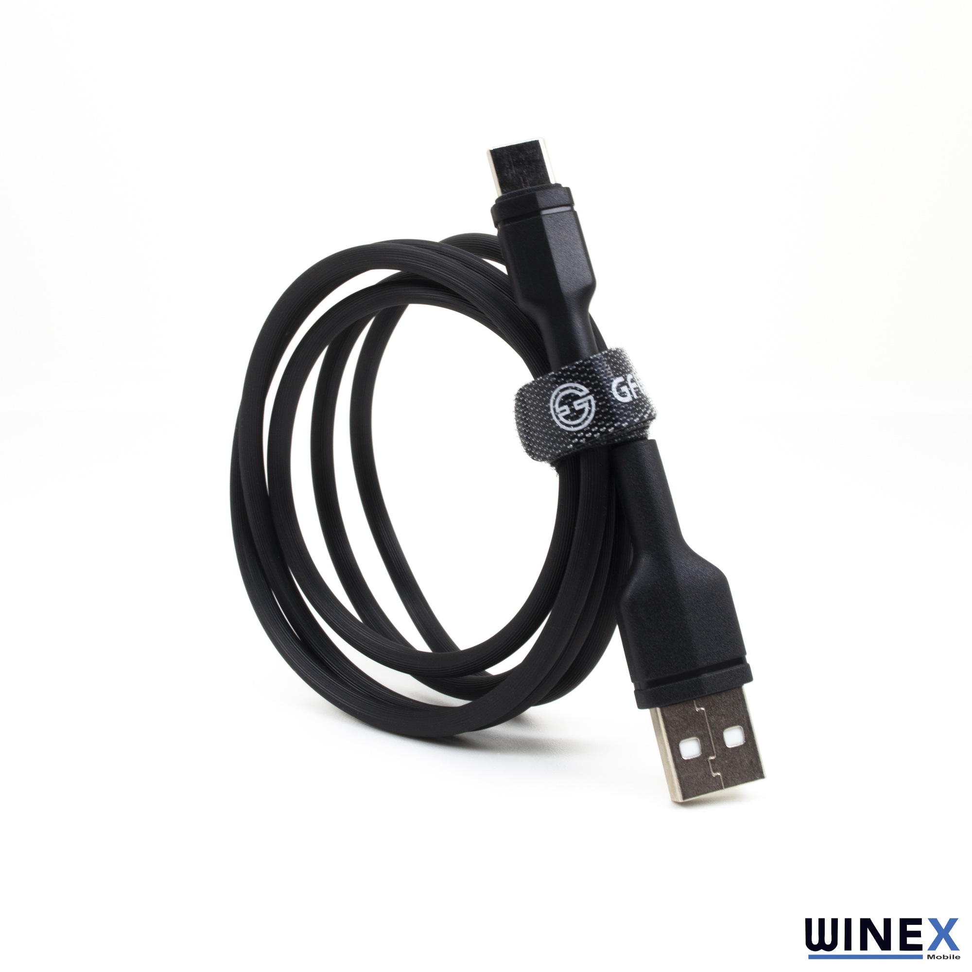 Siyah USB-C kablosu, sarılı, USB-A konektörlü ve şirket logolu.