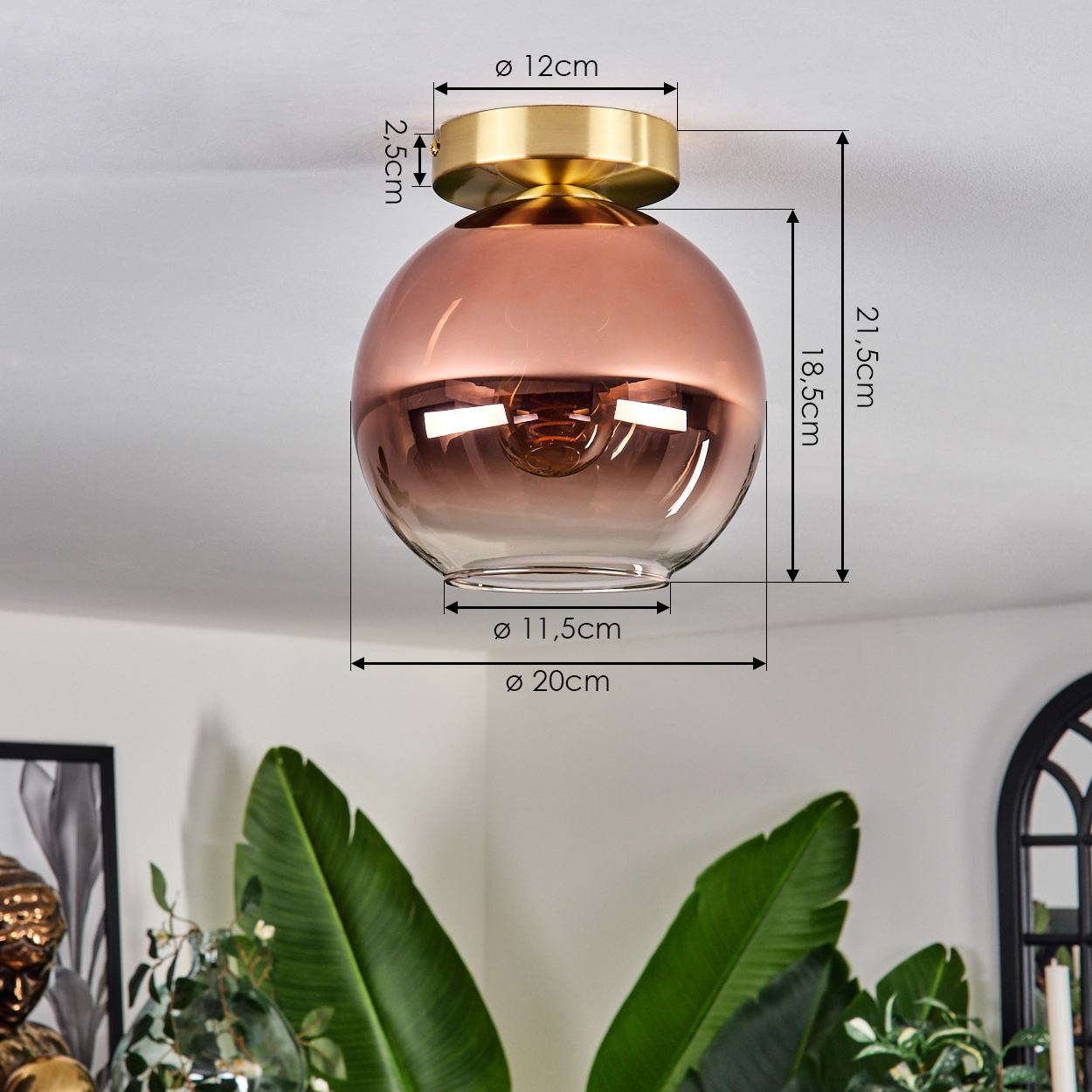 Eine bronzefarbene Glaskugel-Deckenleuchte mit Messingdetails hängt an der Decke.