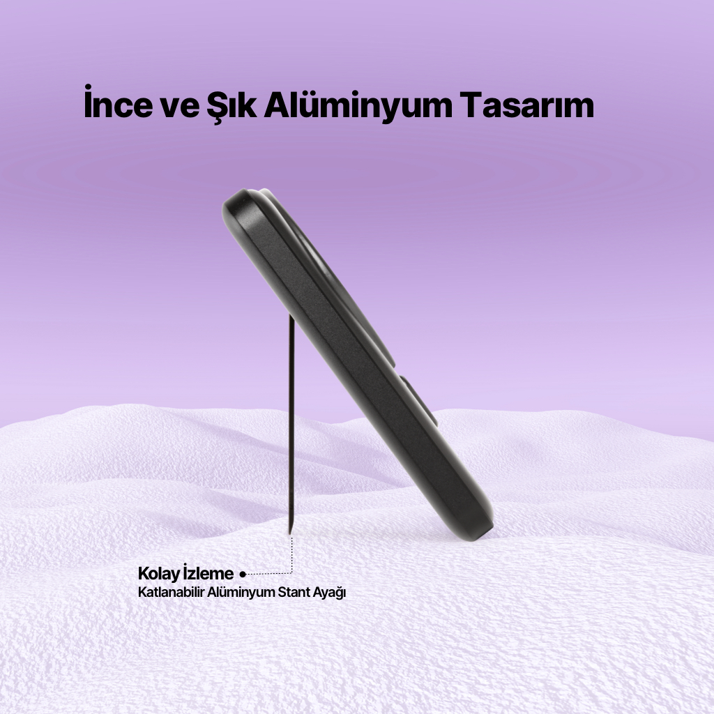 Koyu renkli bir akıllı telefon, mor-beyaz dokulu bir yüzeyde ince bir alüminyum stant üzerinde duruyor.