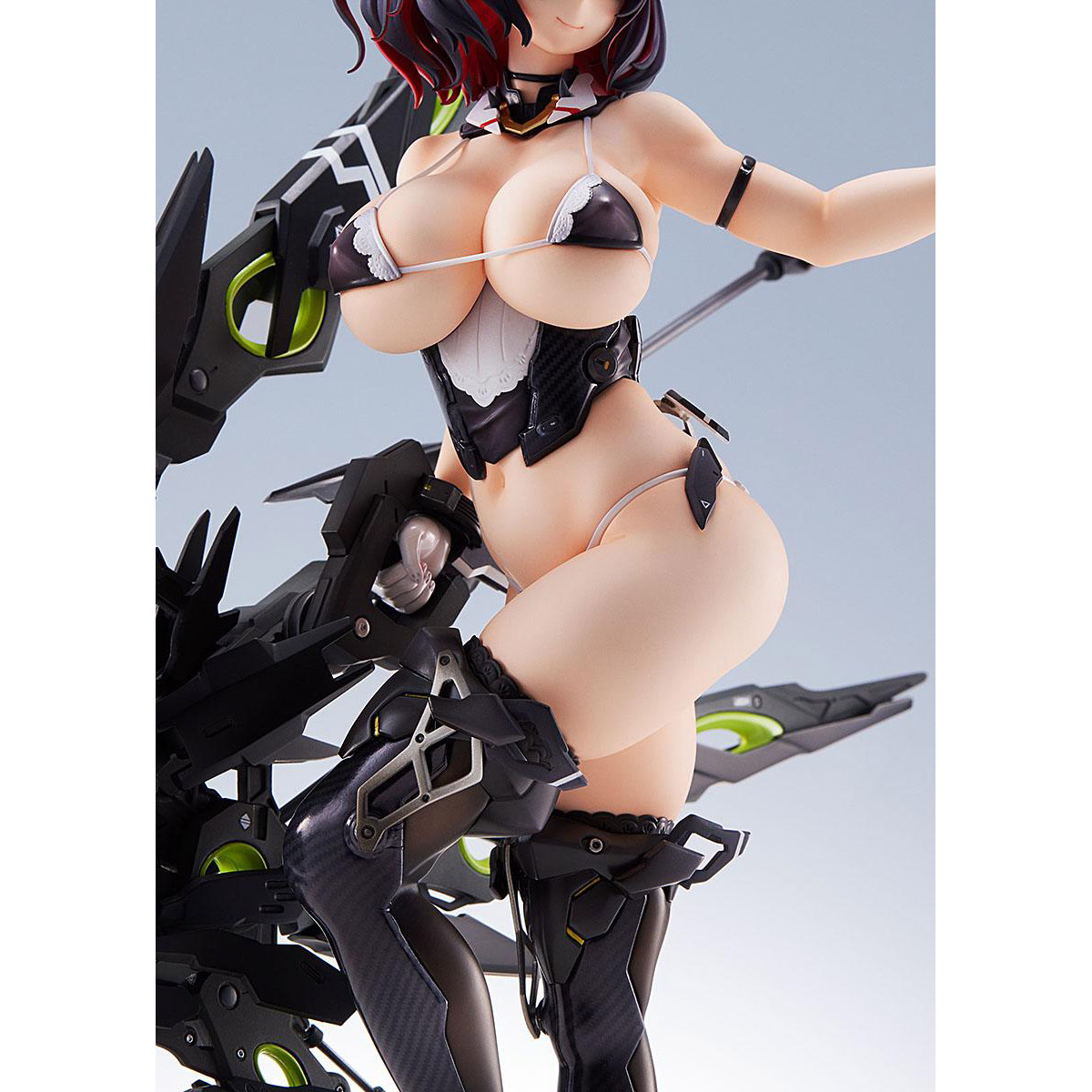 Figur einer Frau in einem Bikini und mechanischen Rüstungsteilen, vor hellem Hintergrund.